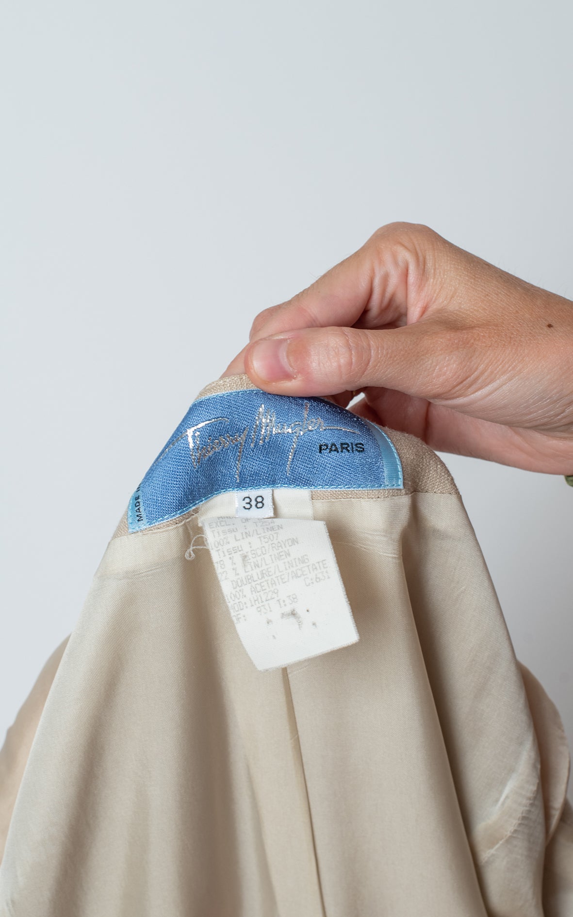 Traje de chaqueta beige con cintura negra