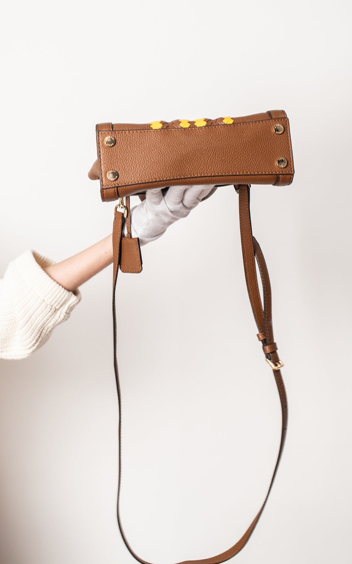 Bolso marrón y amarillo