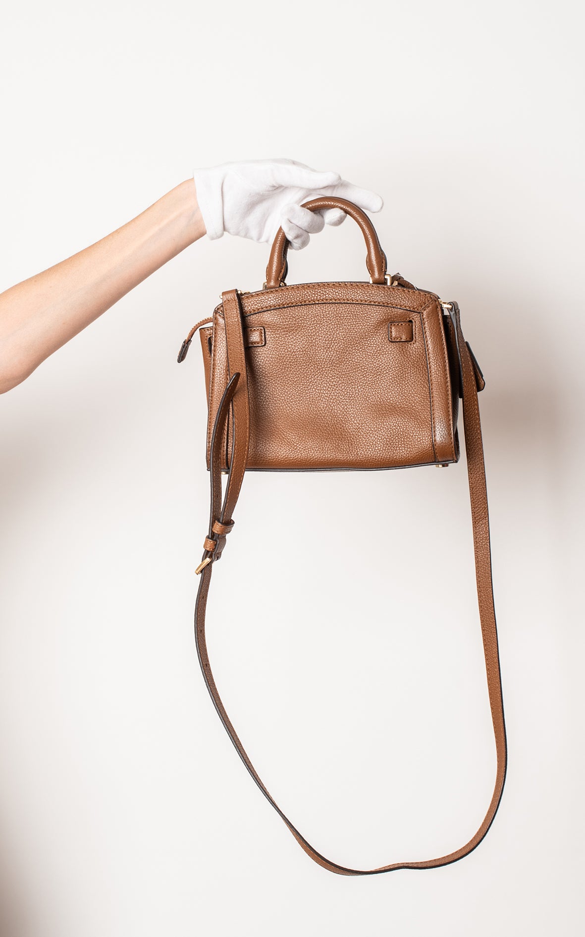 Bolso marrón y amarillo