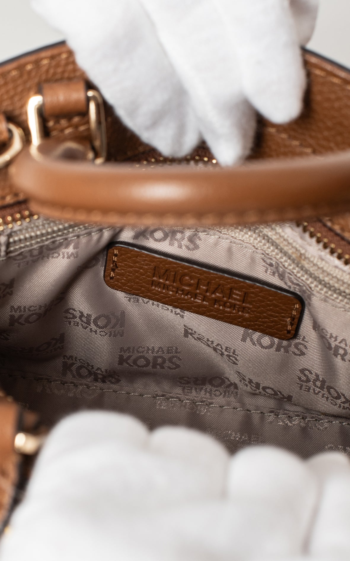 Bolso marrón y amarillo