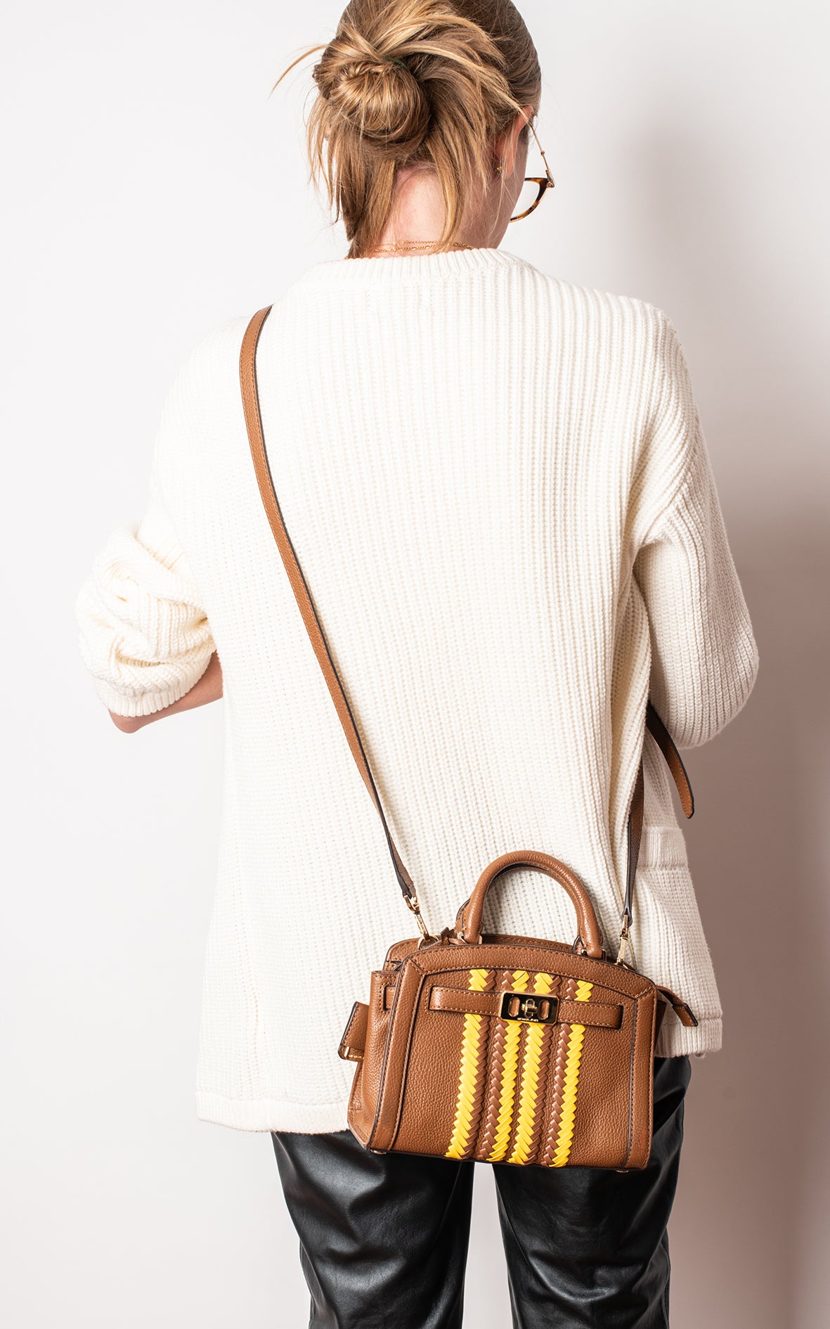 Bolso marrón y amarillo