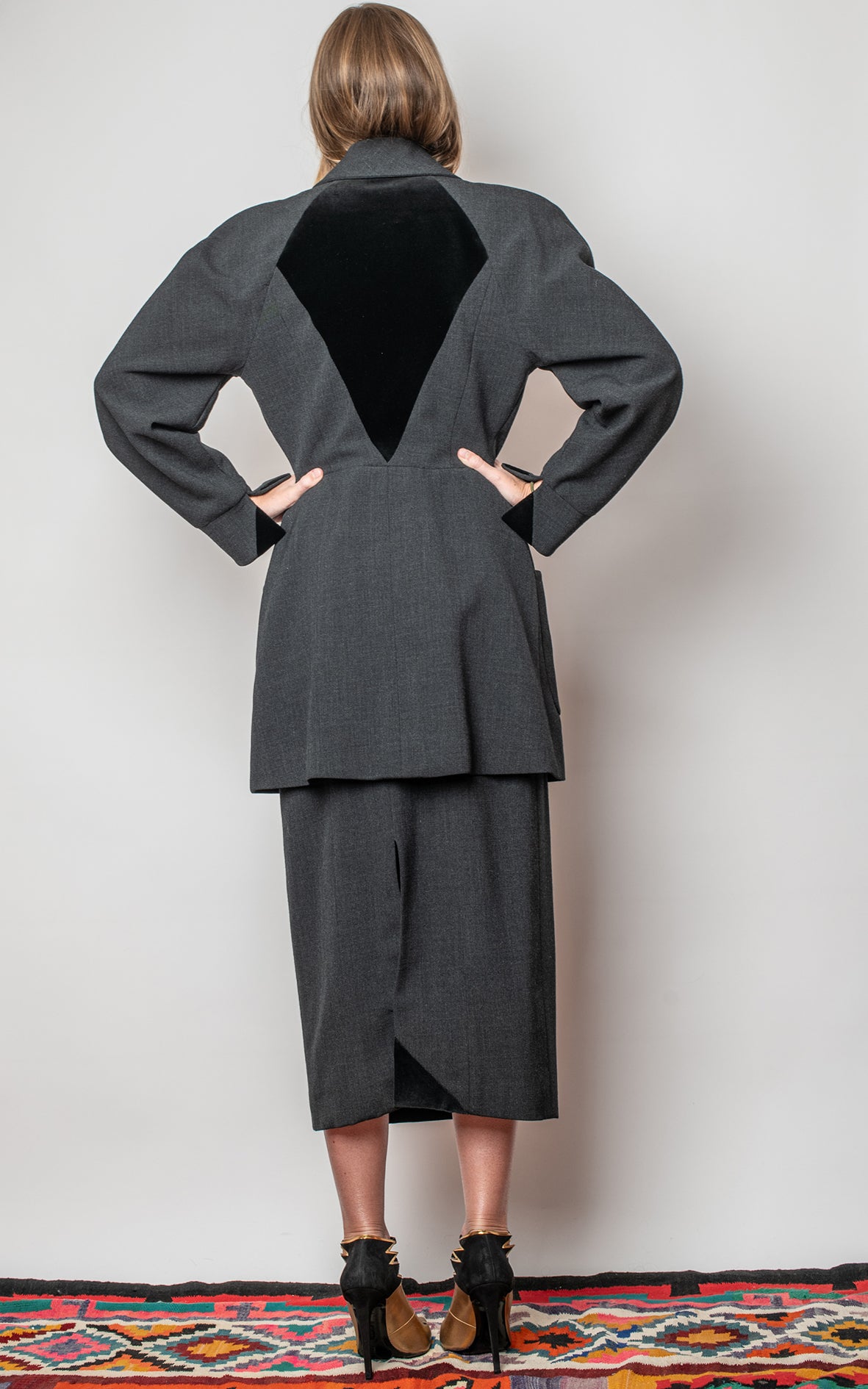Traje de chaqueta y falda larga negro