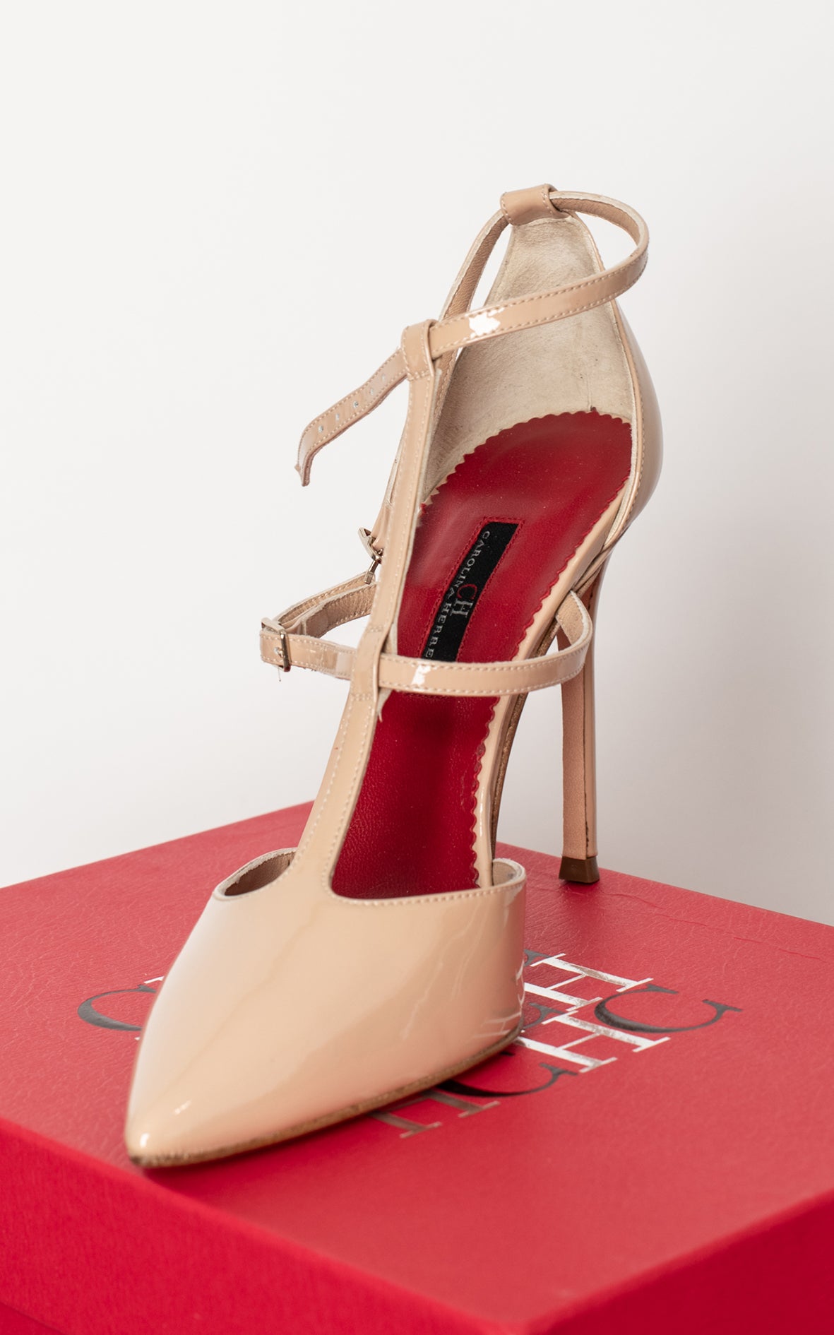 Zapatos de punta charol