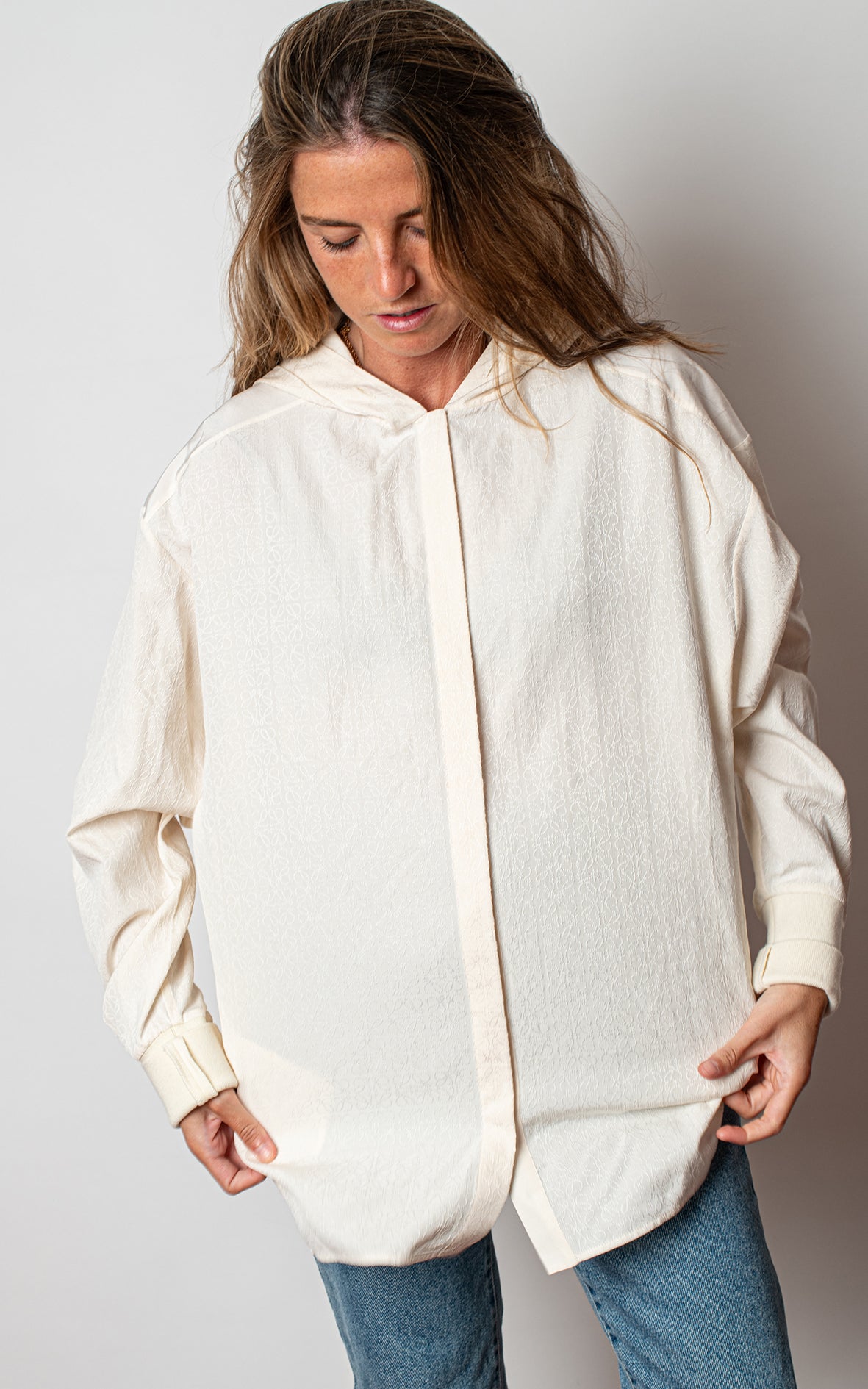 Camisa con capucha anagram