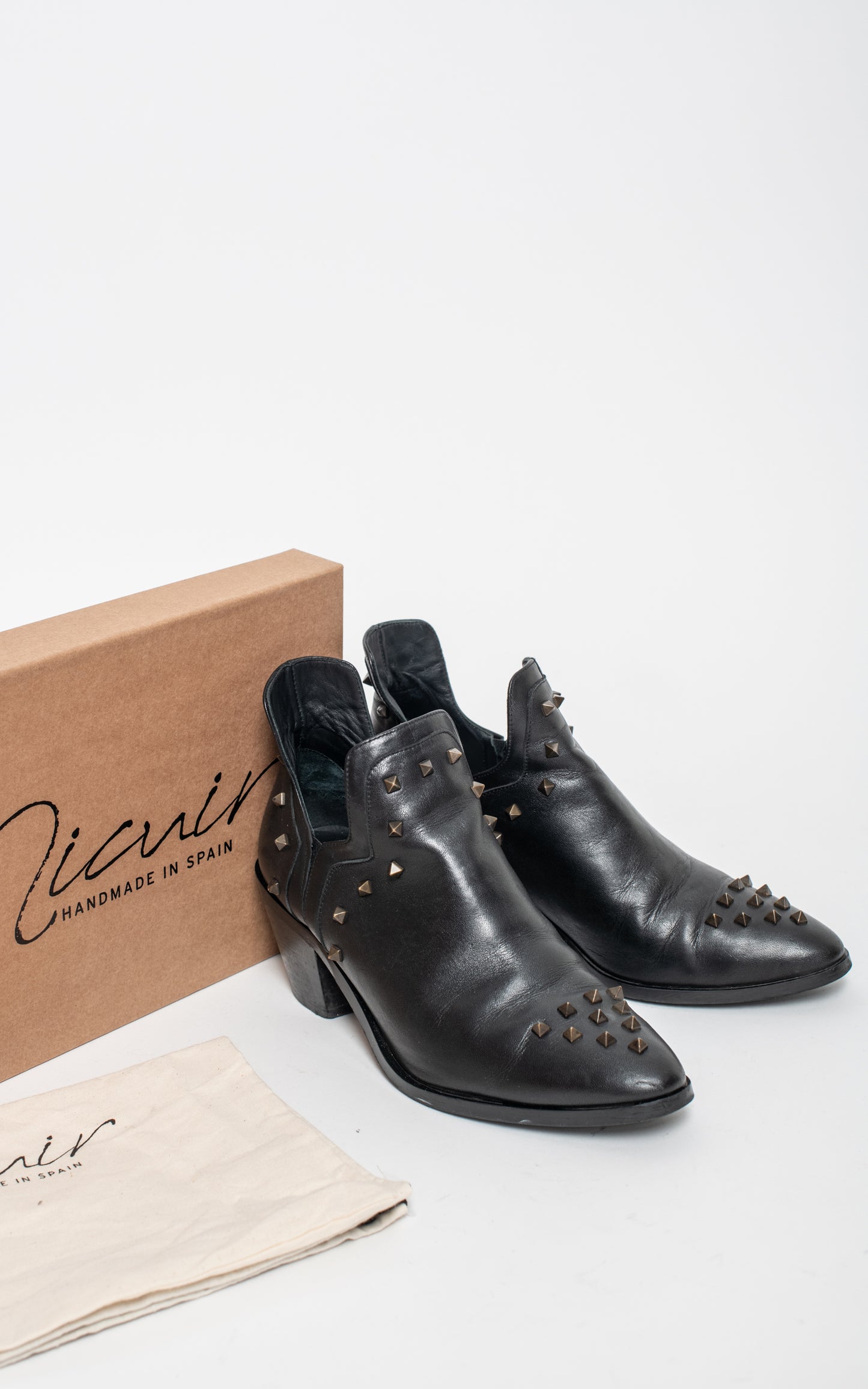 Botas piel con tachuelas