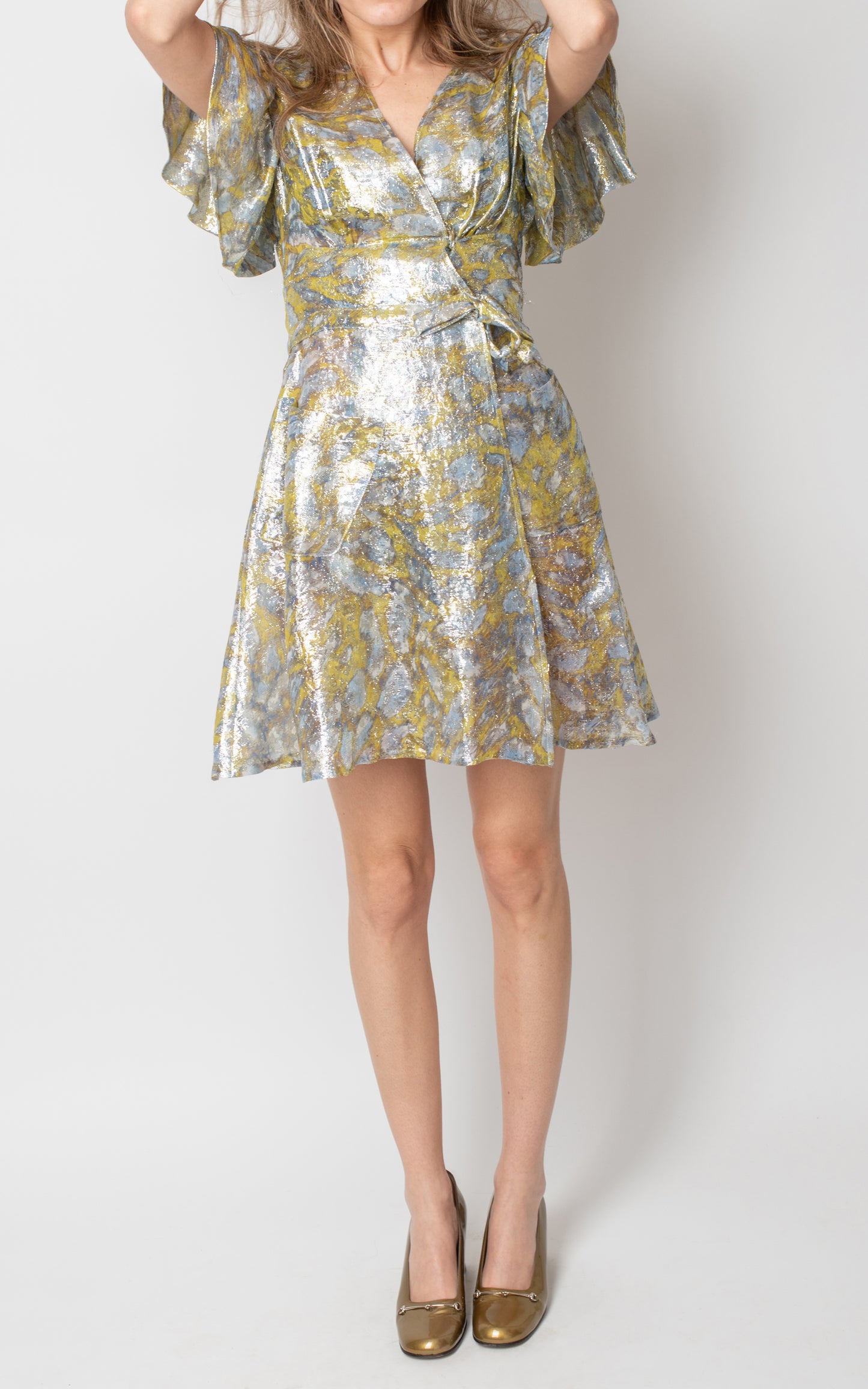 Vestido plateado y amarillo