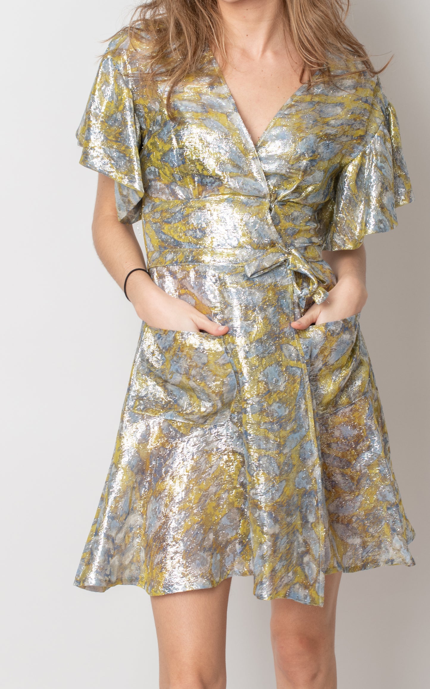 Vestido plateado y amarillo