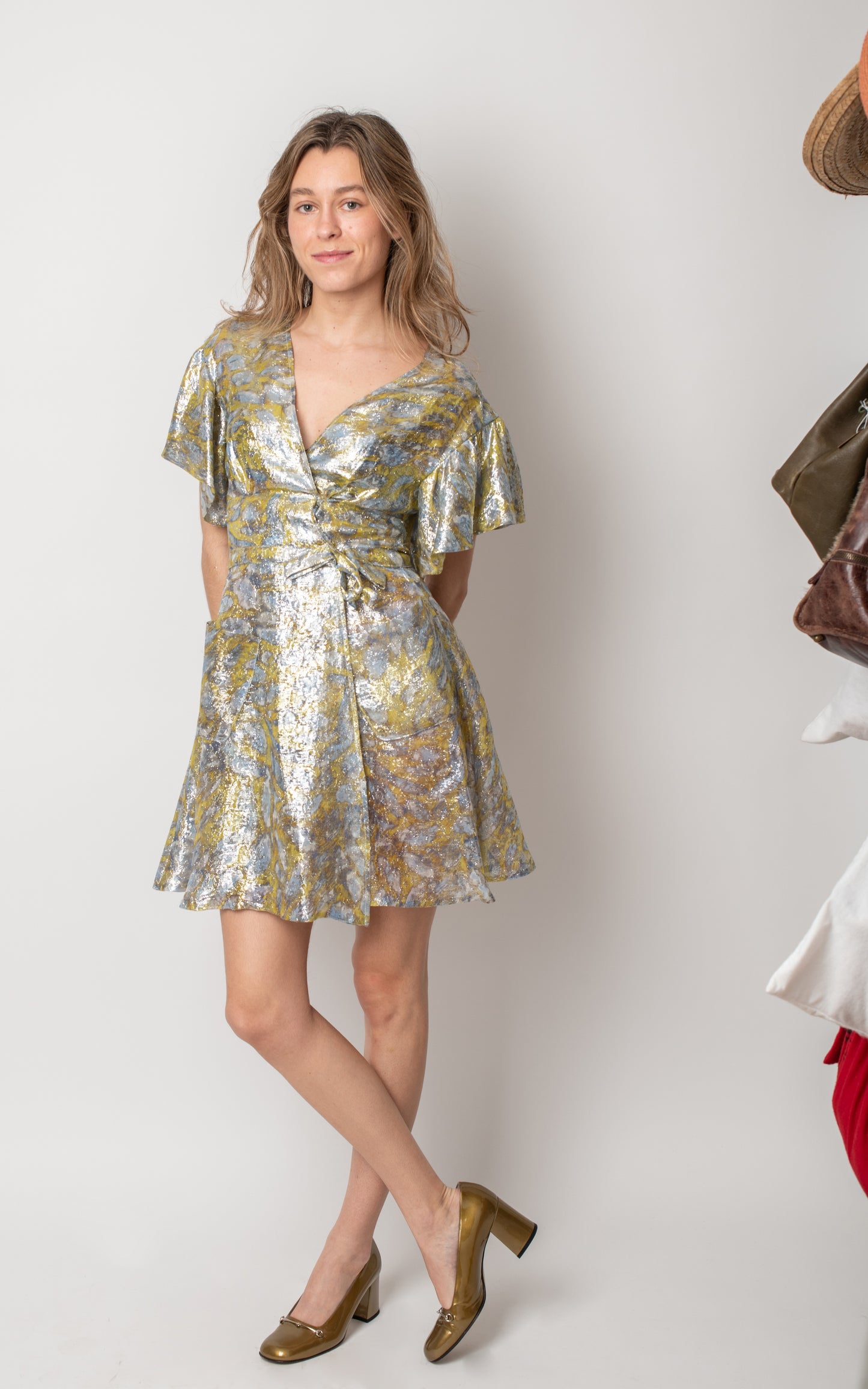Vestido plateado y amarillo