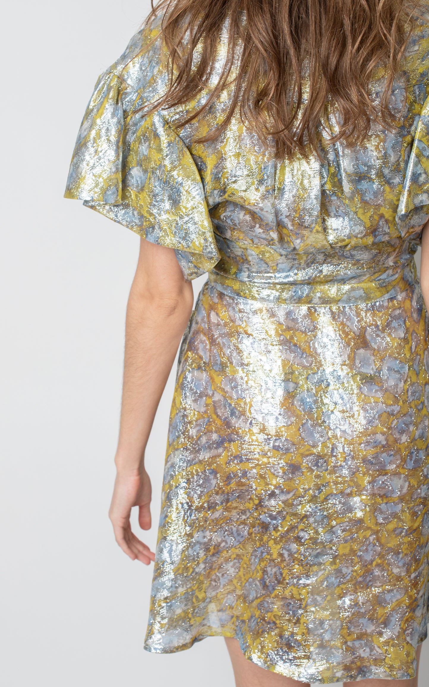 Vestido plateado y amarillo
