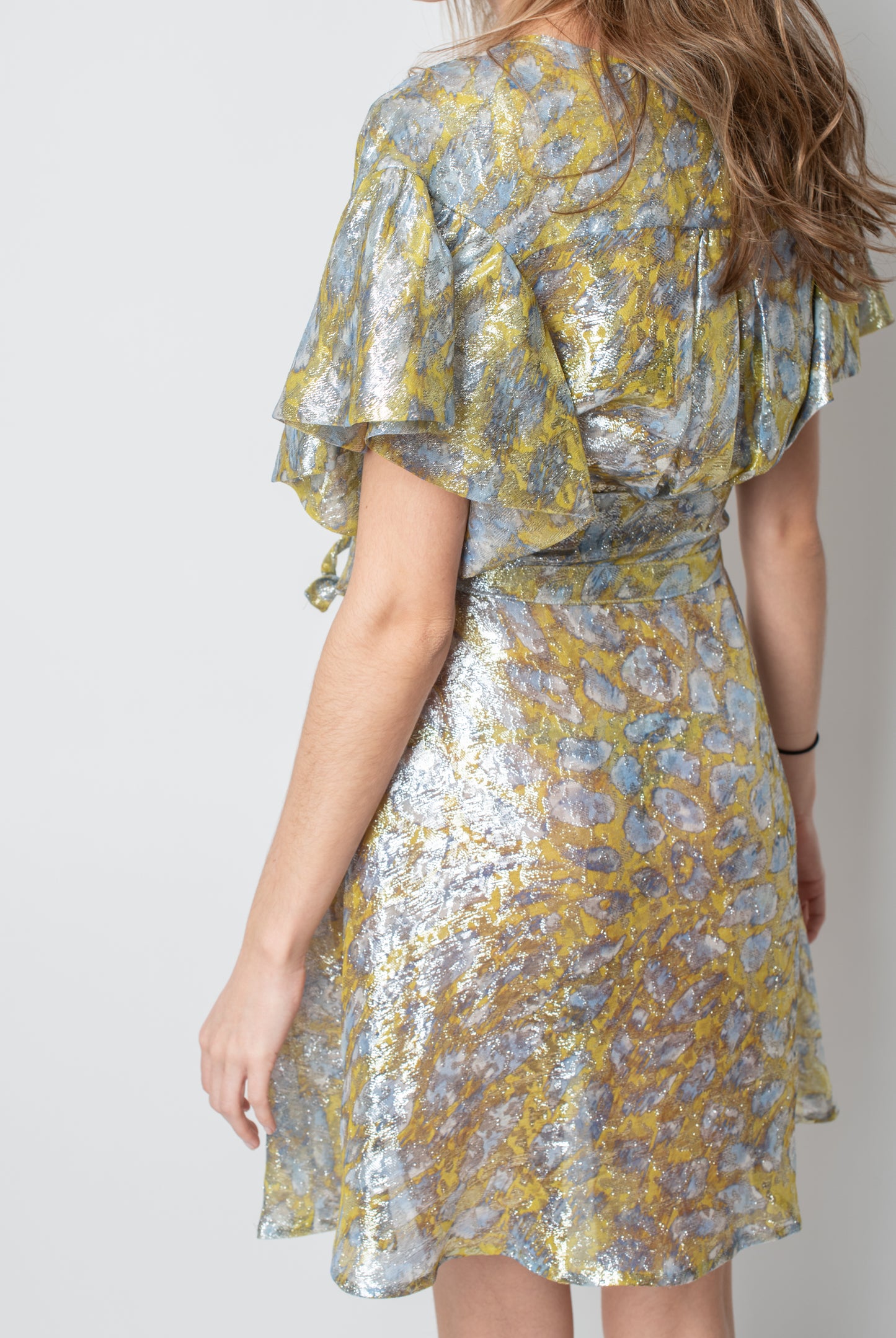 Vestido plateado y amarillo