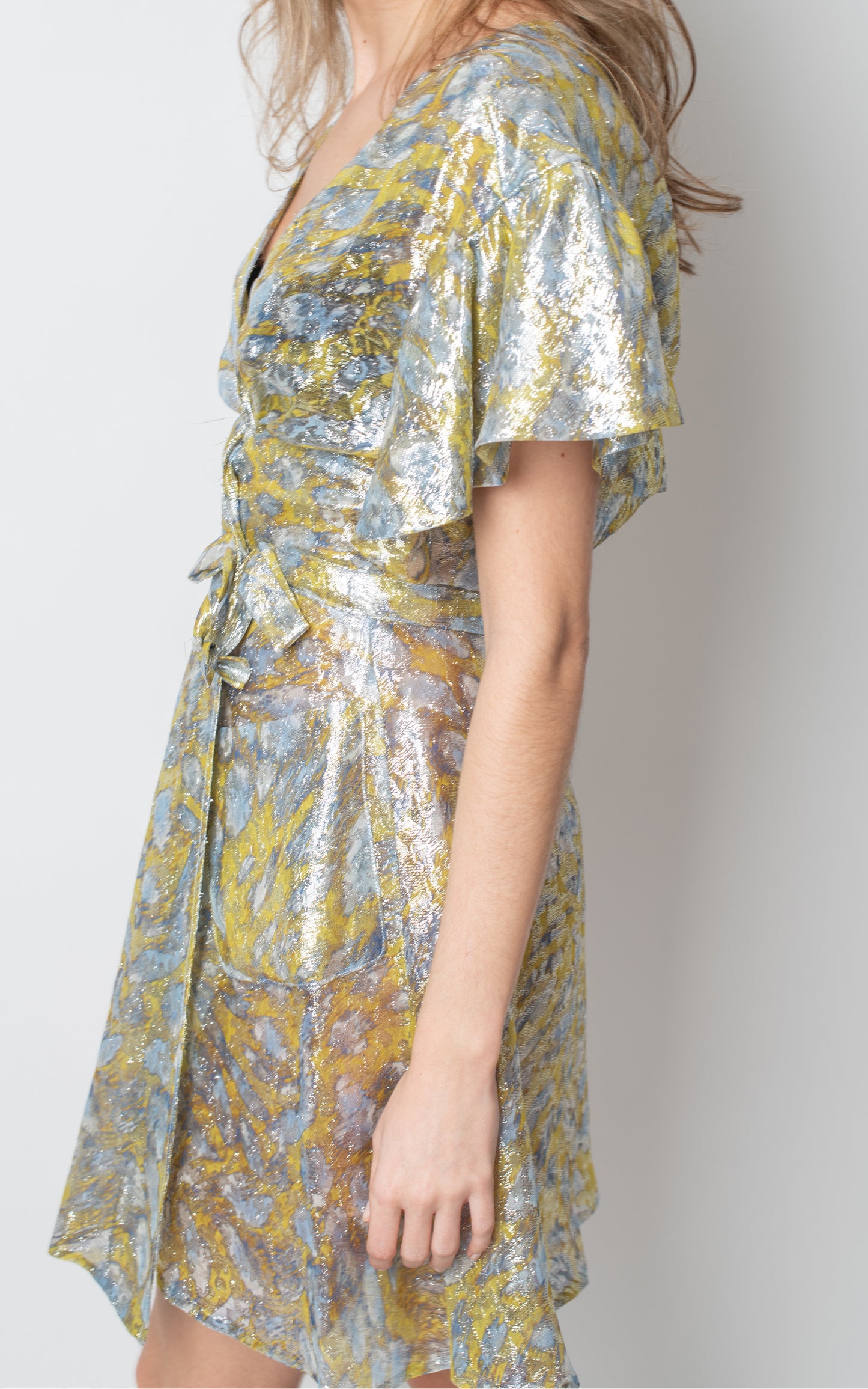 Vestido plateado y amarillo