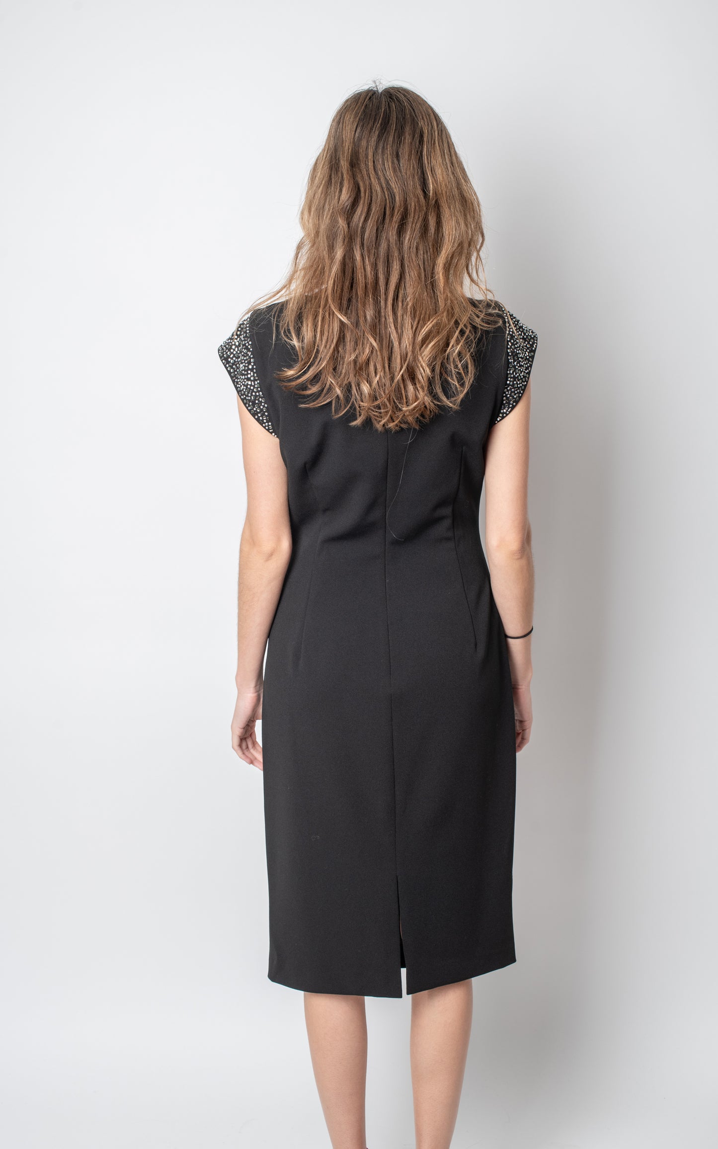 Vestido negro pedrería hombros