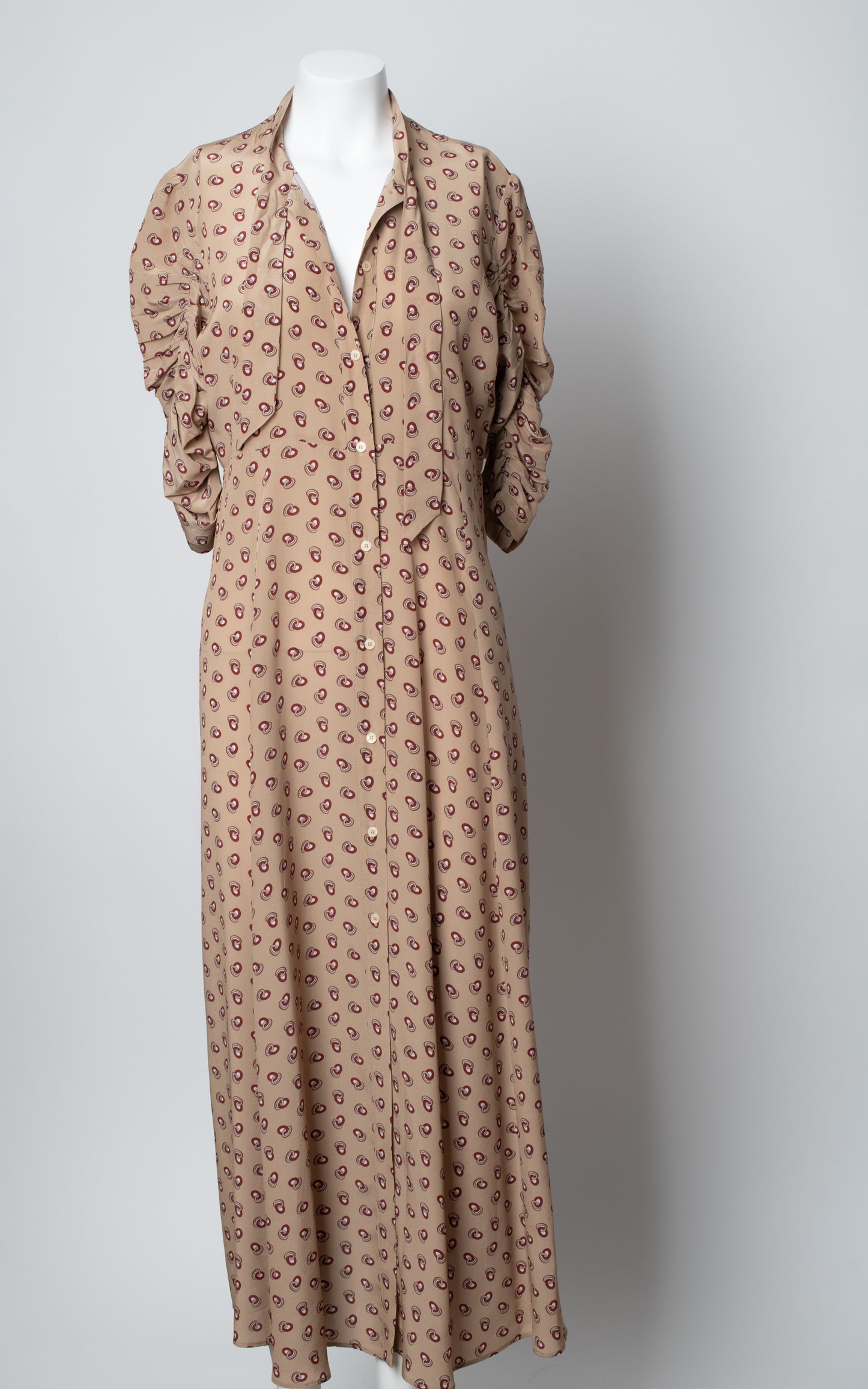 Vestido beige con flores granate