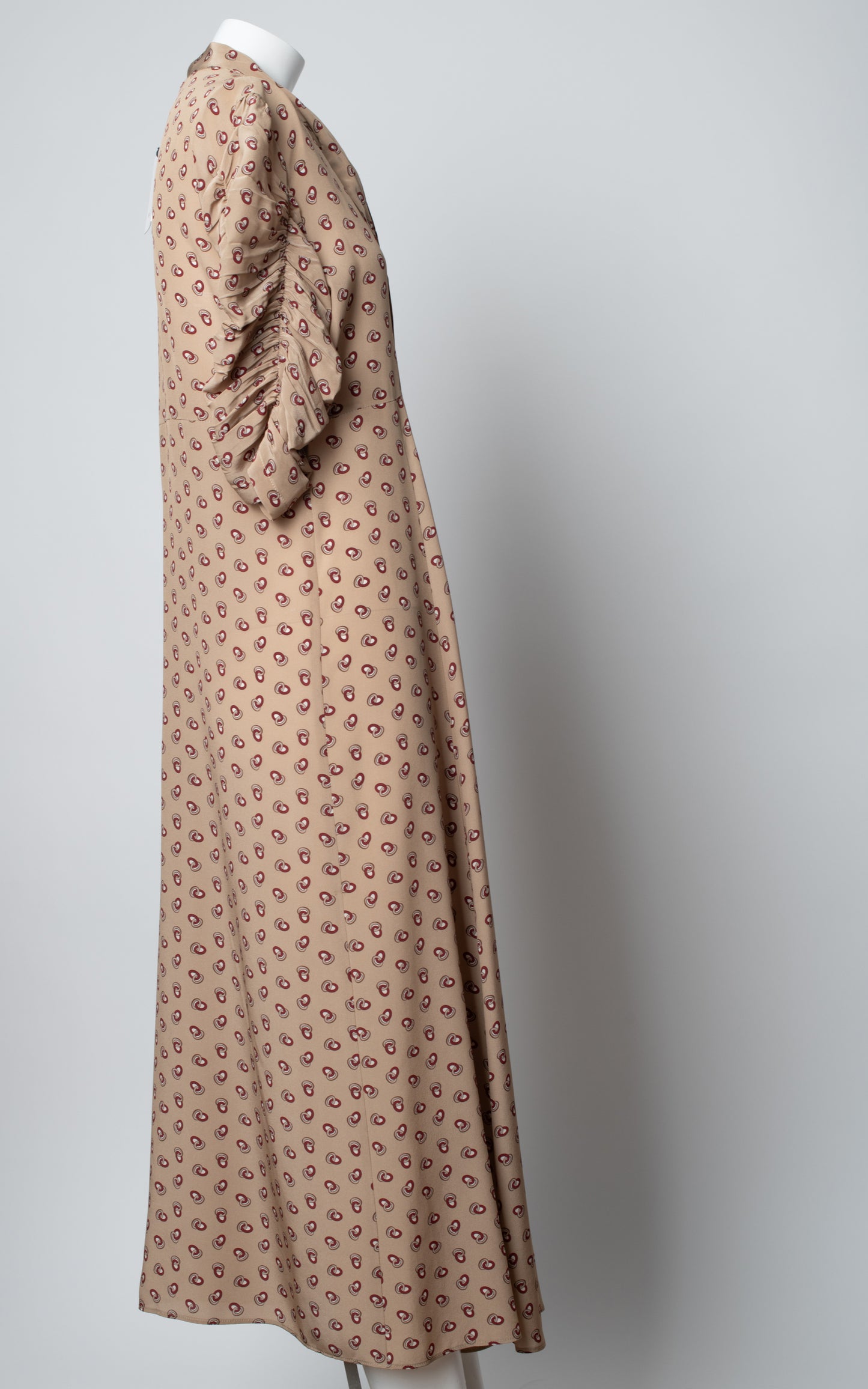 Vestido beige con flores granate