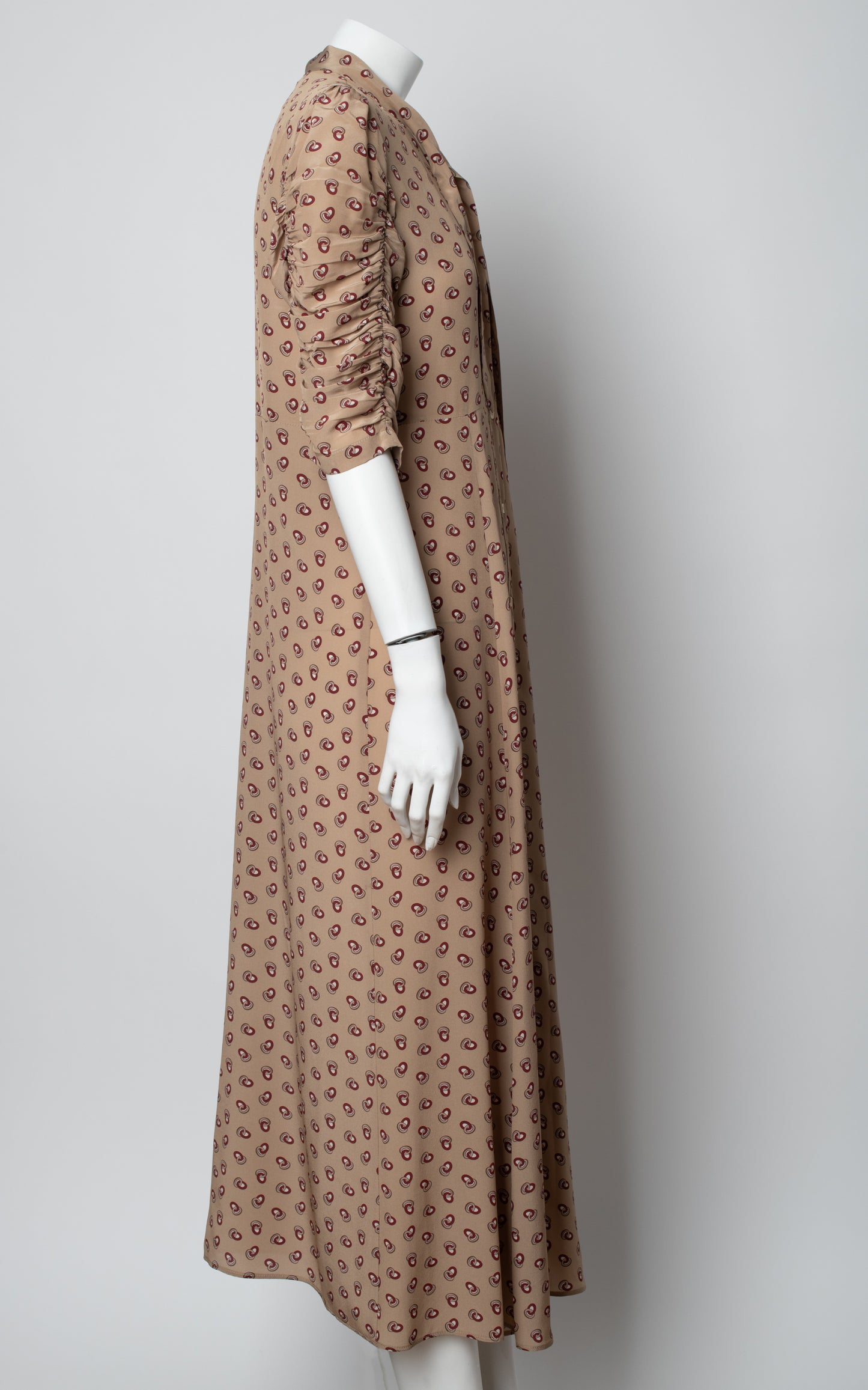 Vestido beige con flores granate