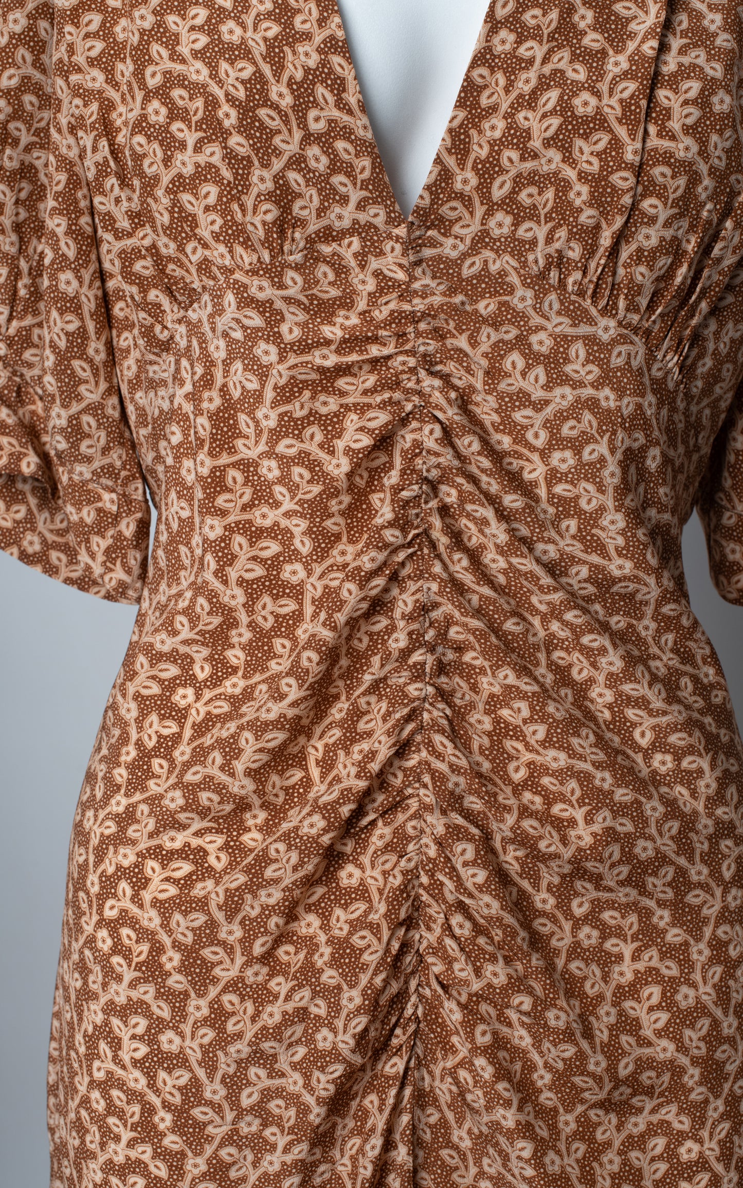 Vestido midi marron con flores seda