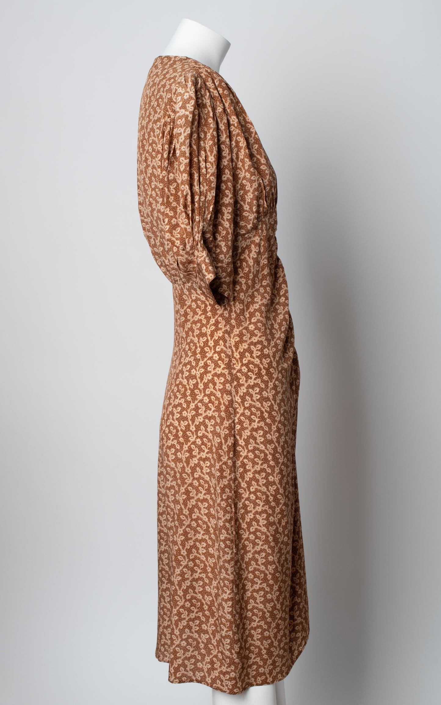 Vestido midi marron con flores seda