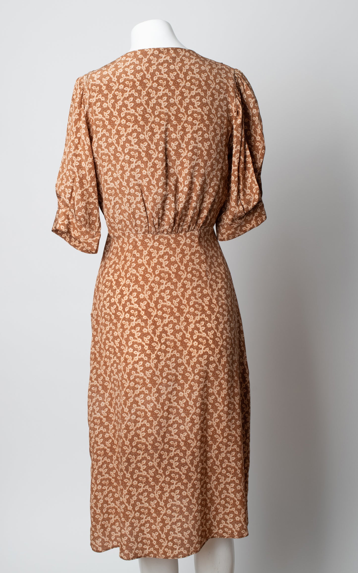 Vestido midi marron con flores seda
