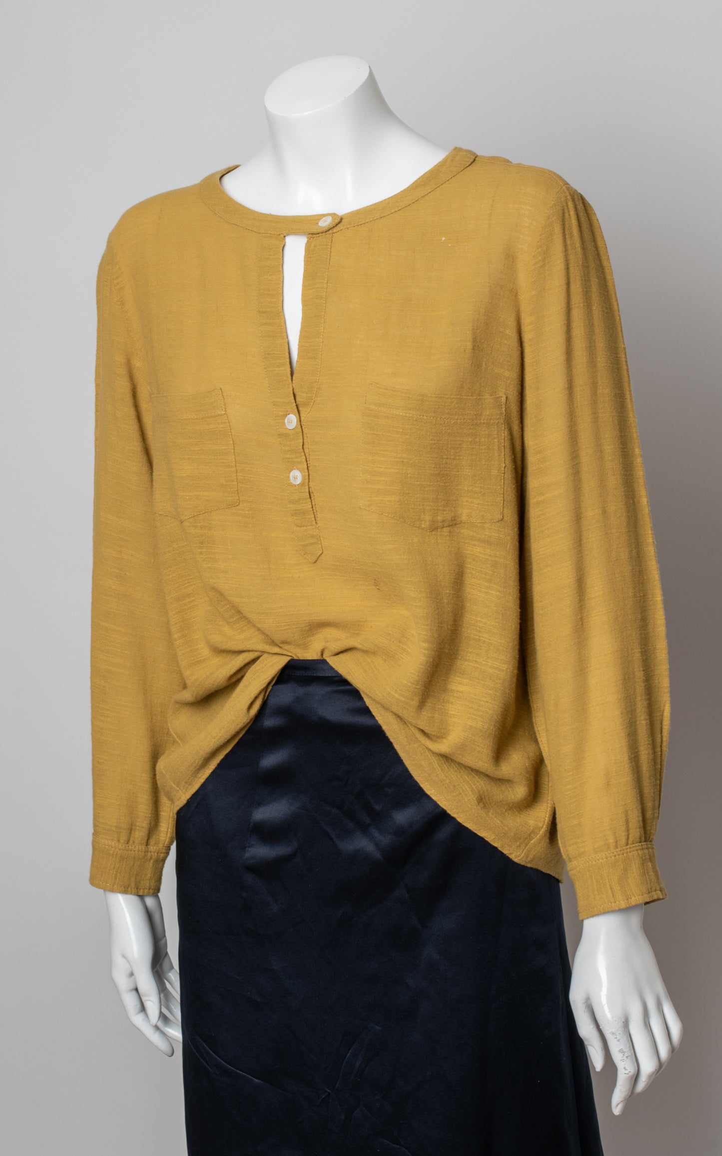 Camisa amarilla mostaza rústica
