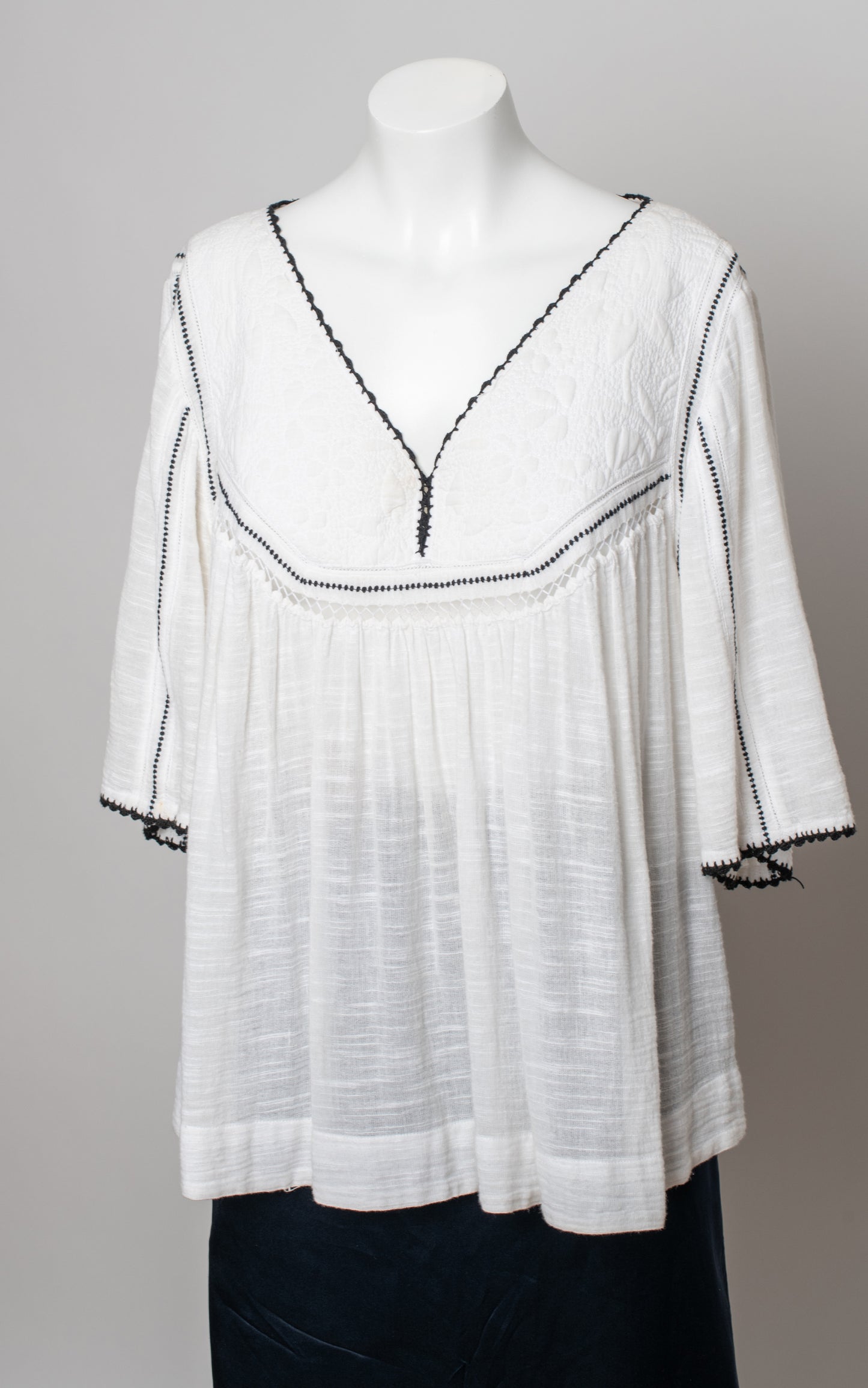 Camisa blanca bibo en negro