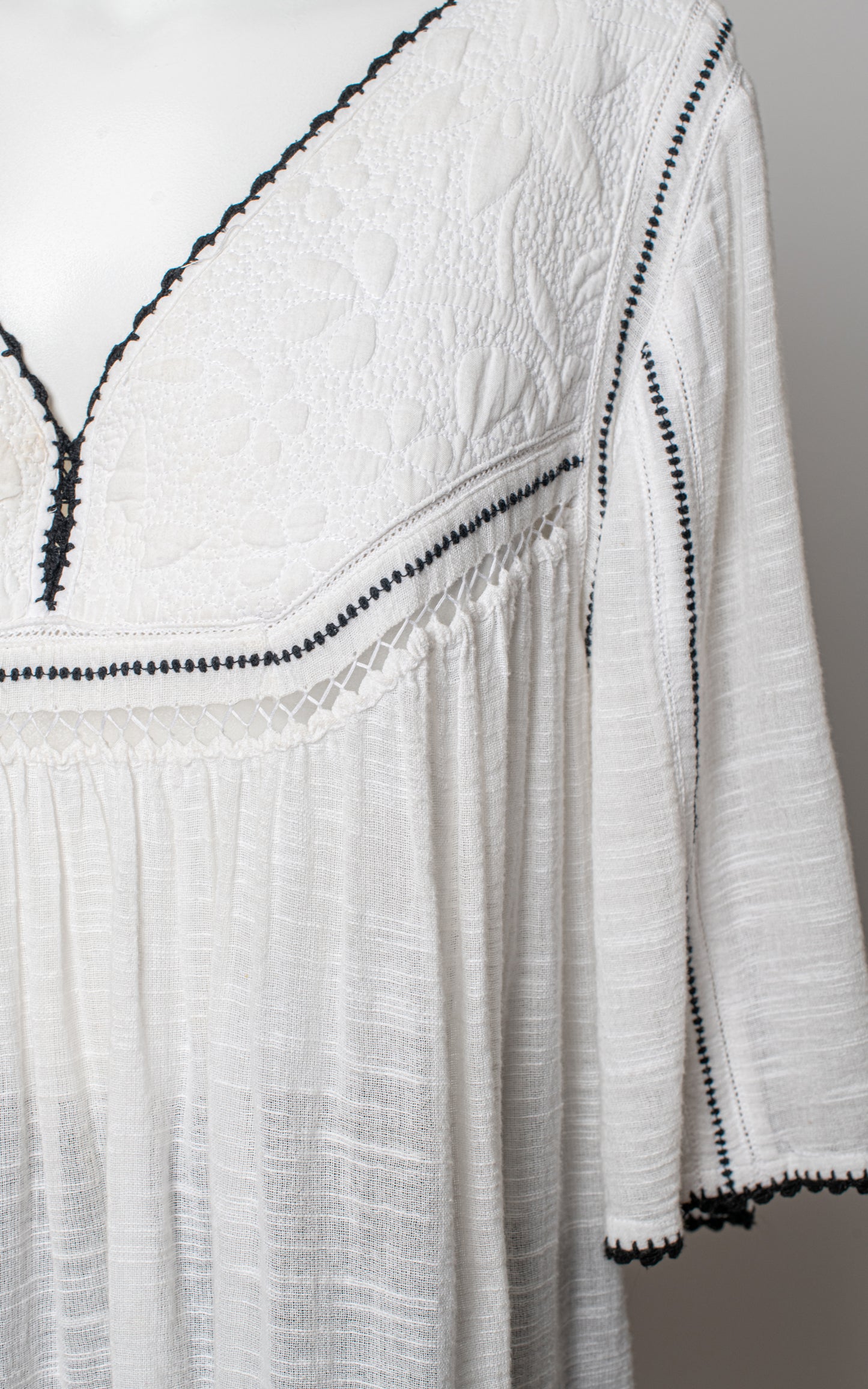 Camisa blanca bibo en negro