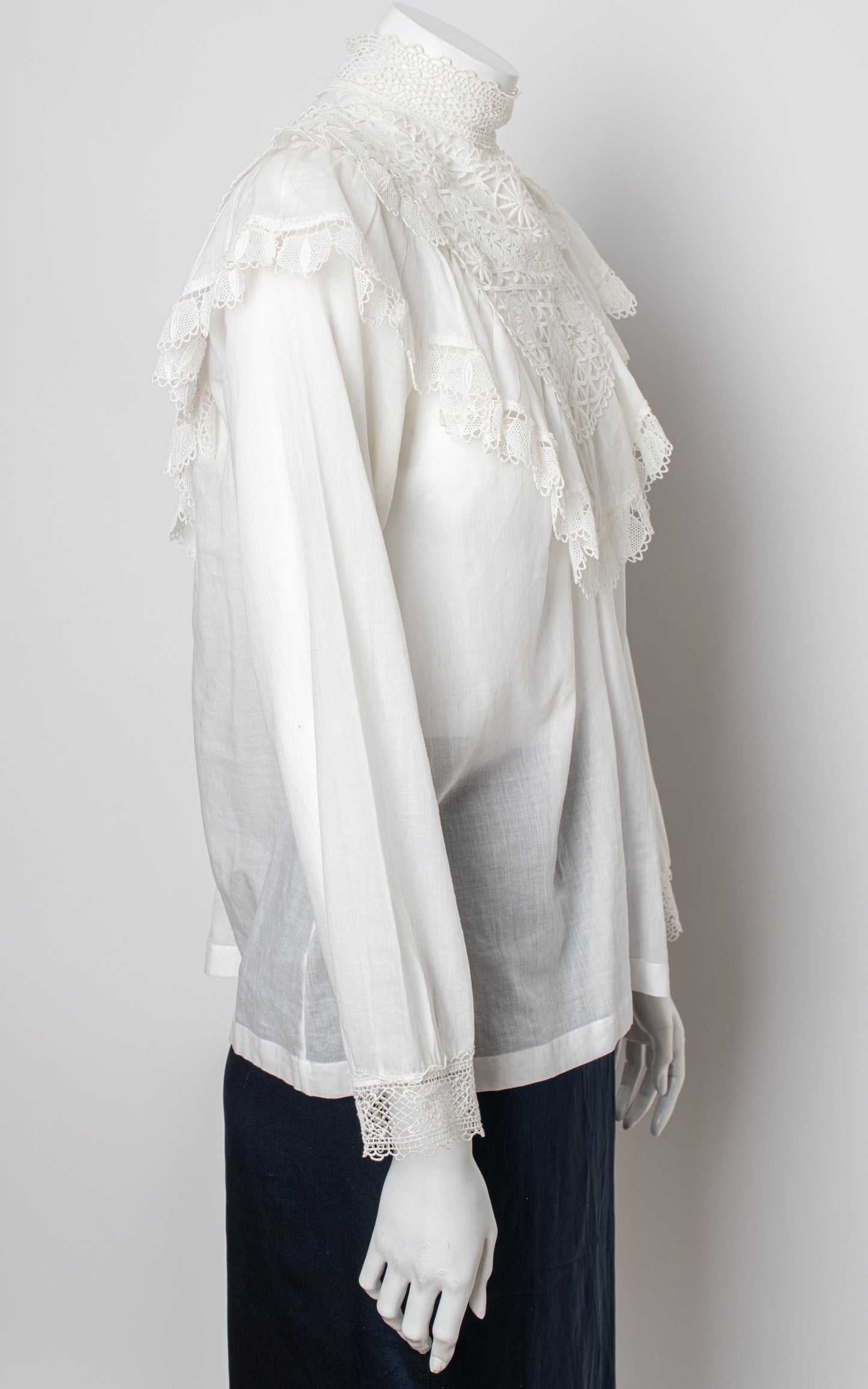 Camisa blanca chorreras