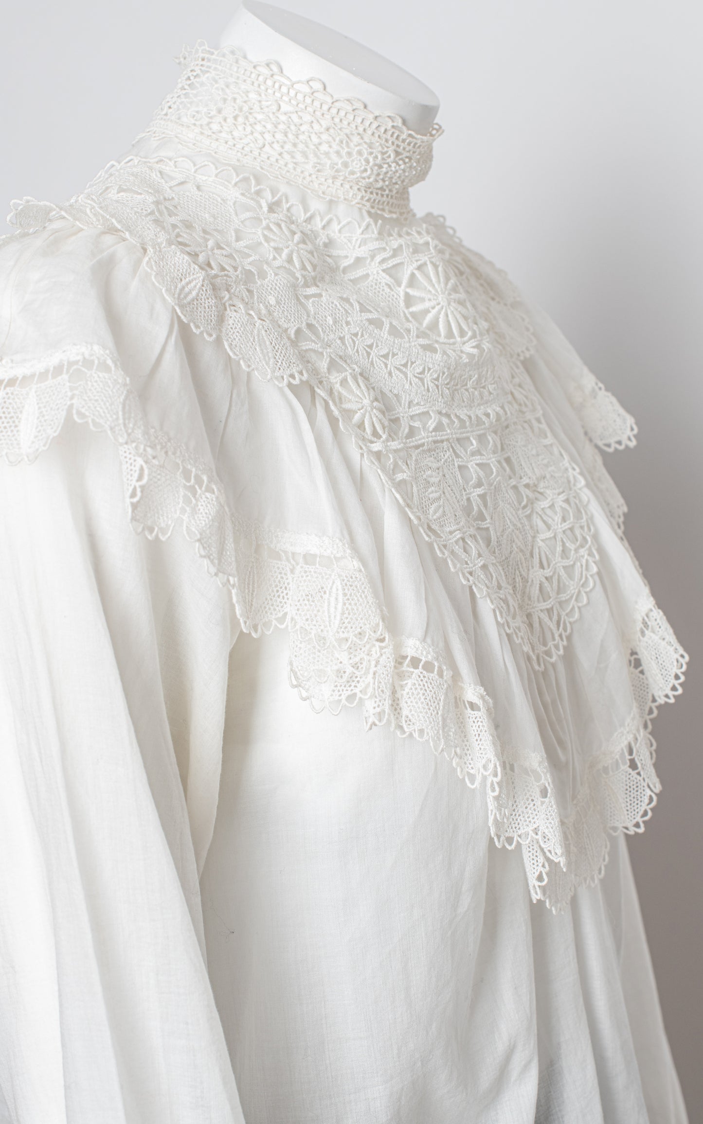 Camisa blanca chorreras