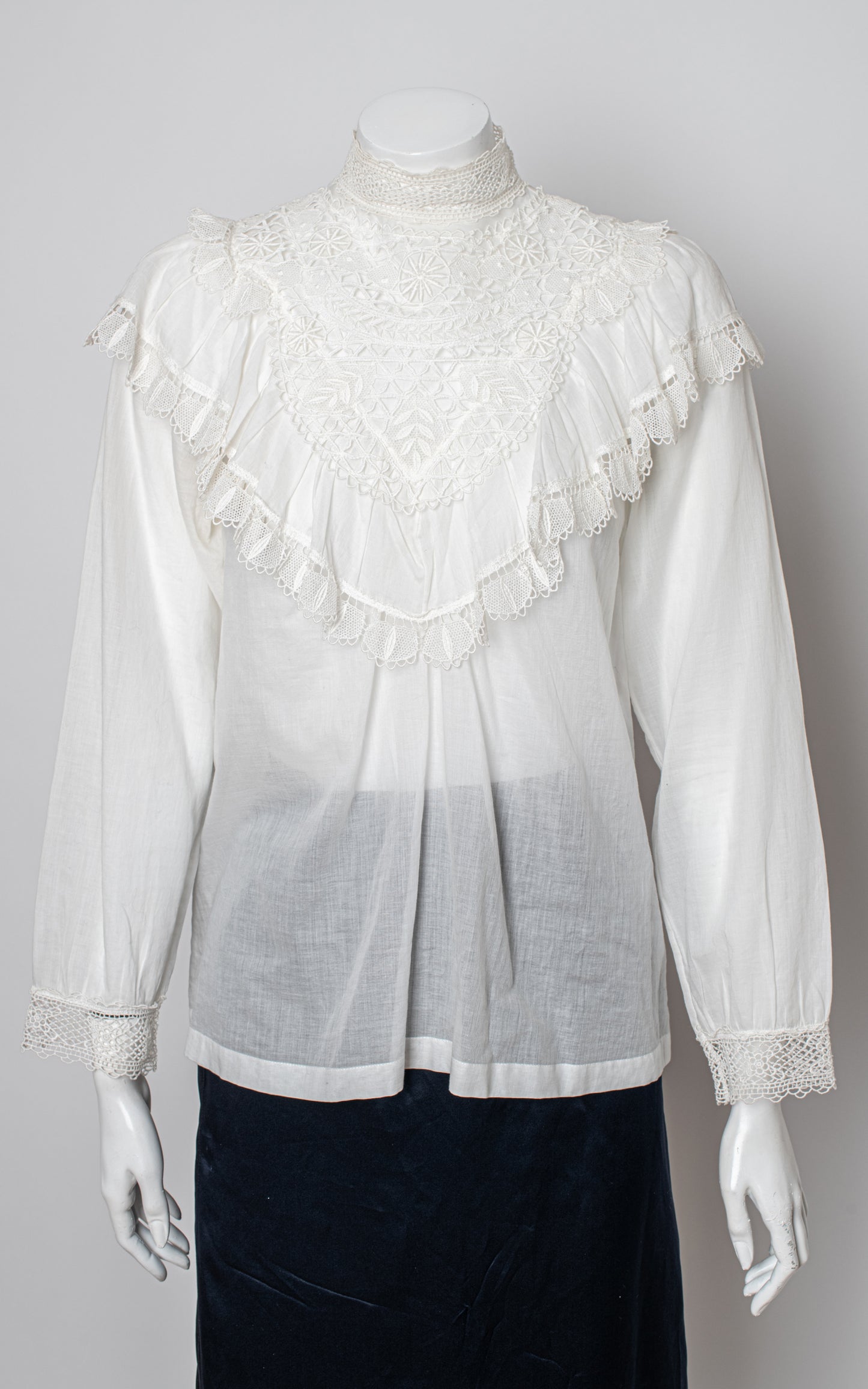 Camisa blanca chorreras