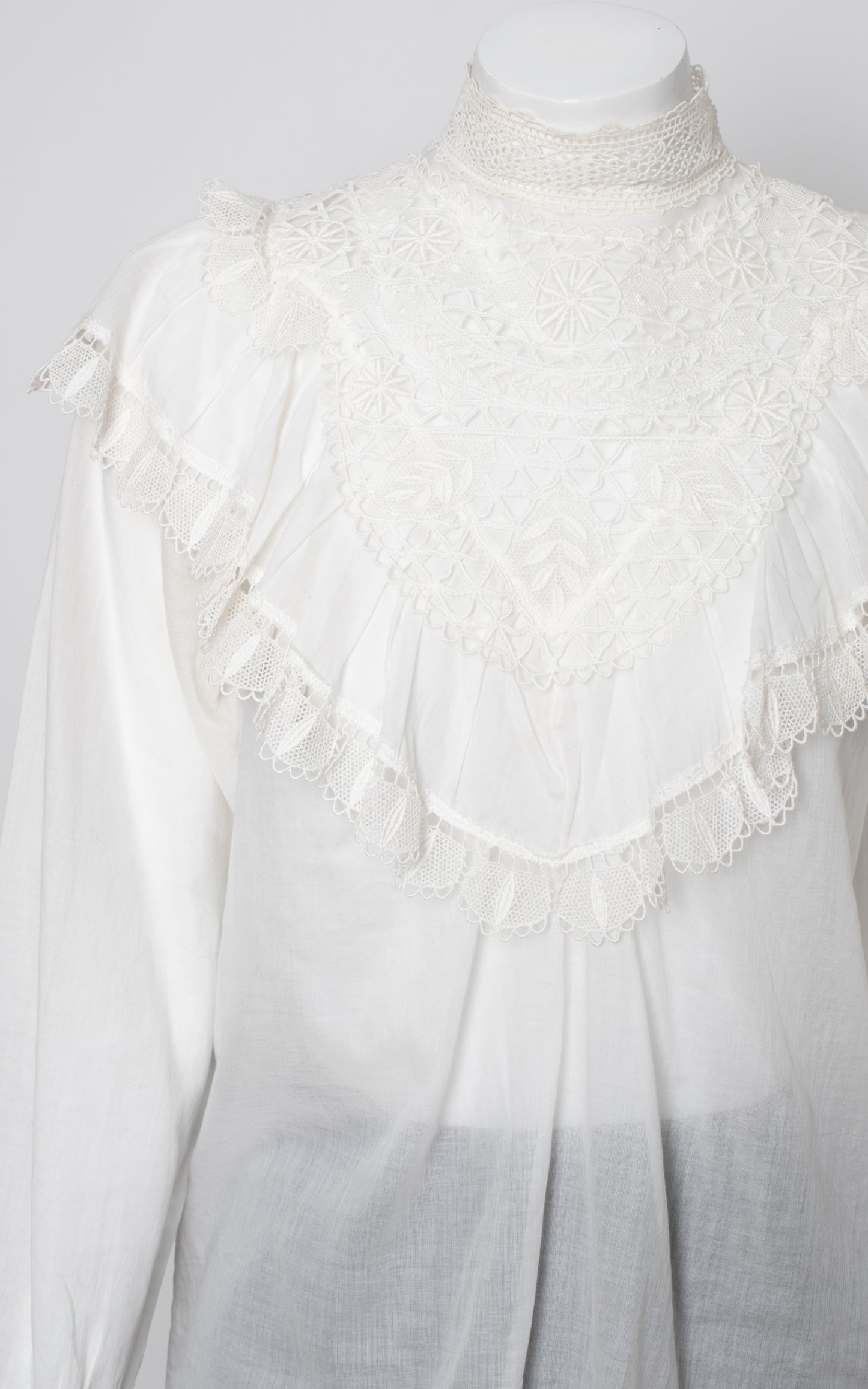 Camisa blanca chorreras