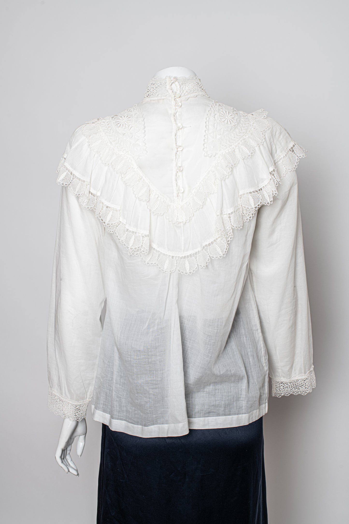 Camisa blanca chorreras