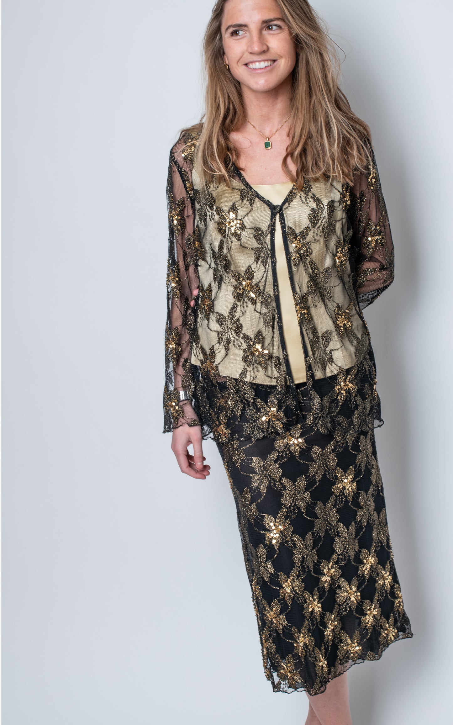 Total look semi transparente con bordados