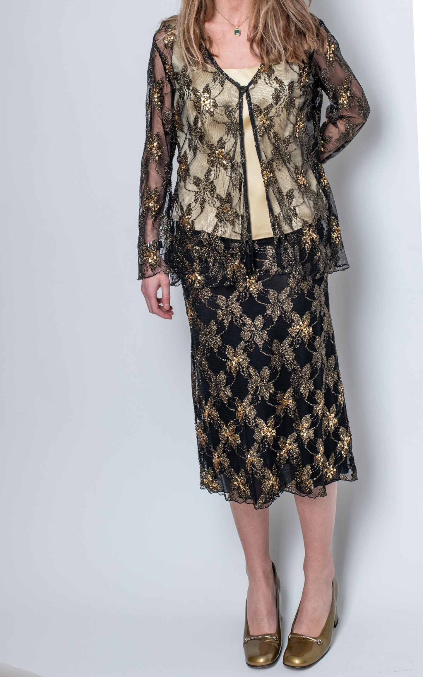Total look semi transparente con bordados