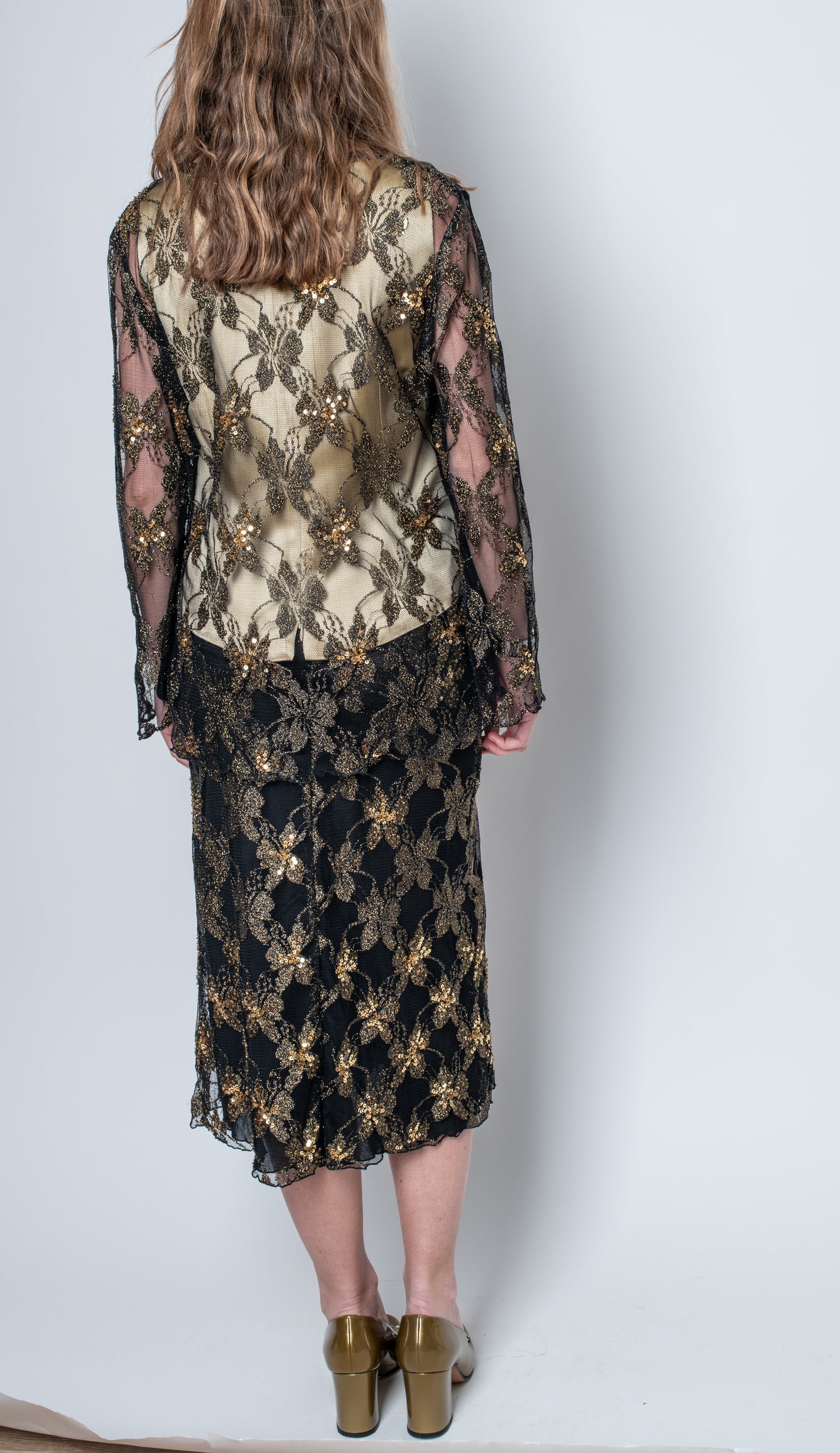 Total look semi transparente con bordados