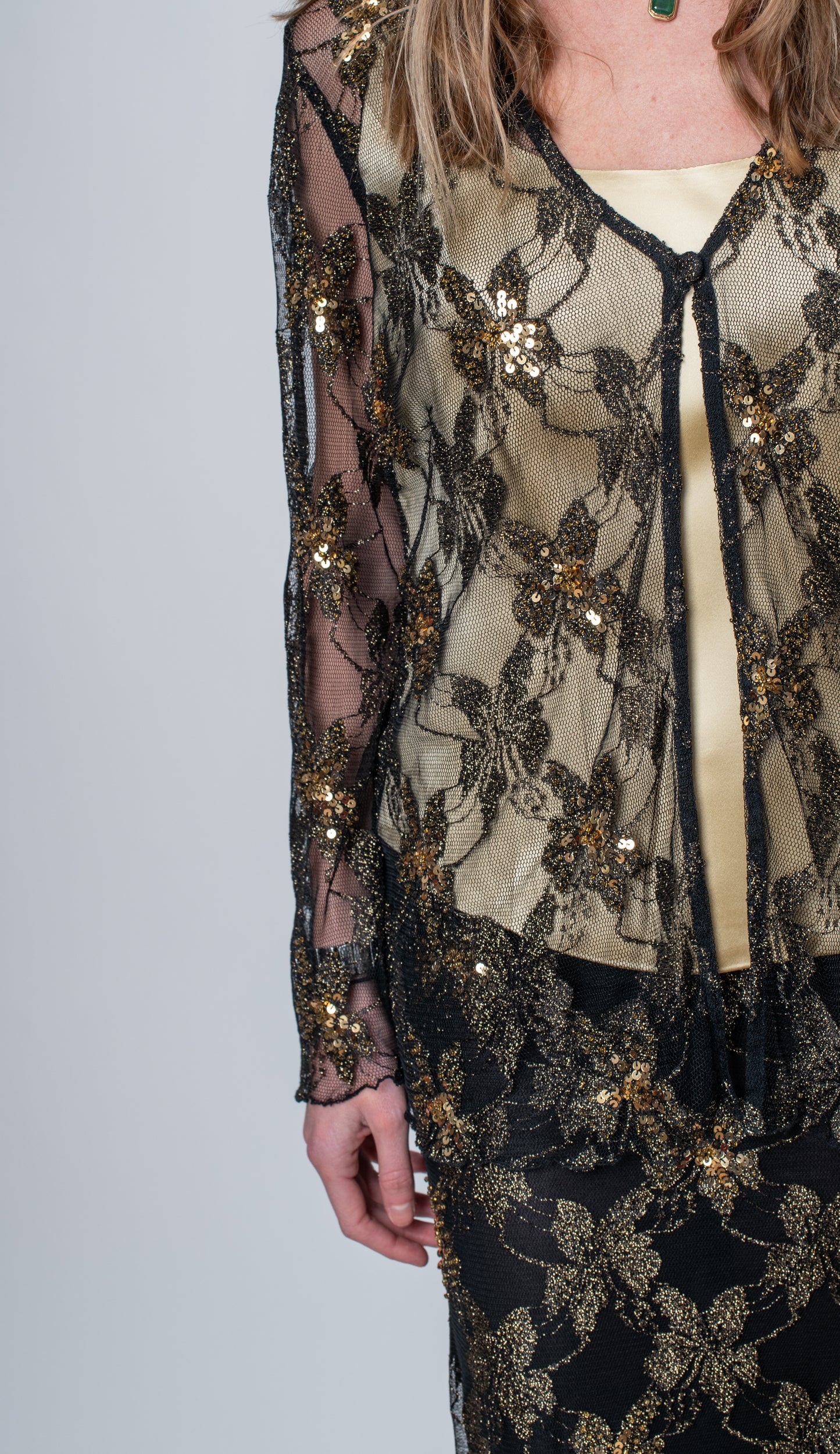 Total look semi transparente con bordados
