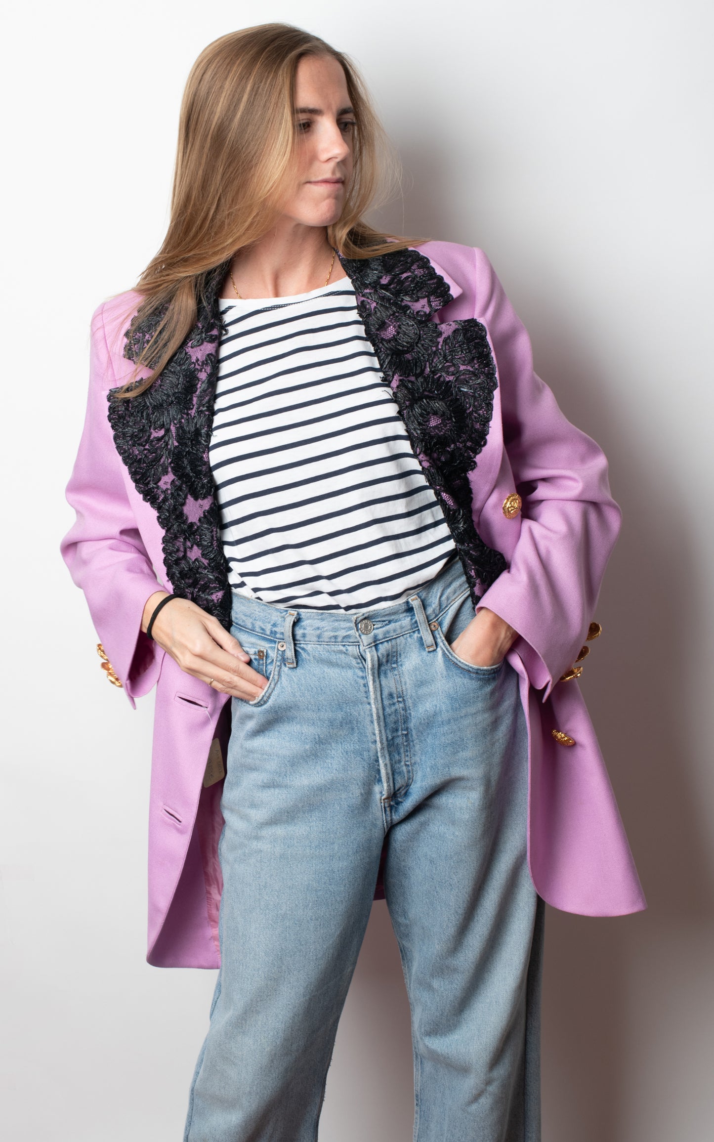 Blazer lila bordados negros