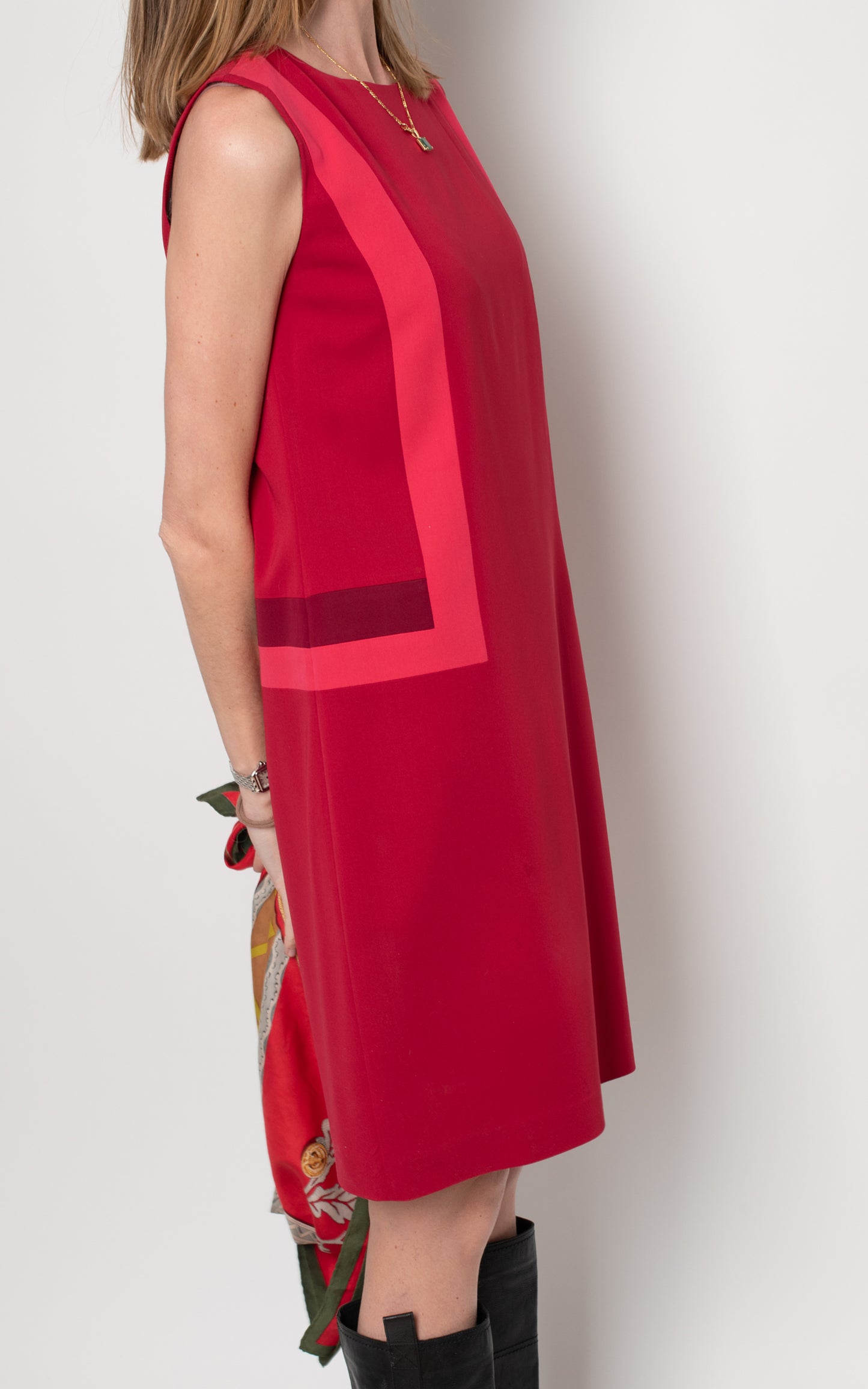 Vestido rojo y rosa geométrico