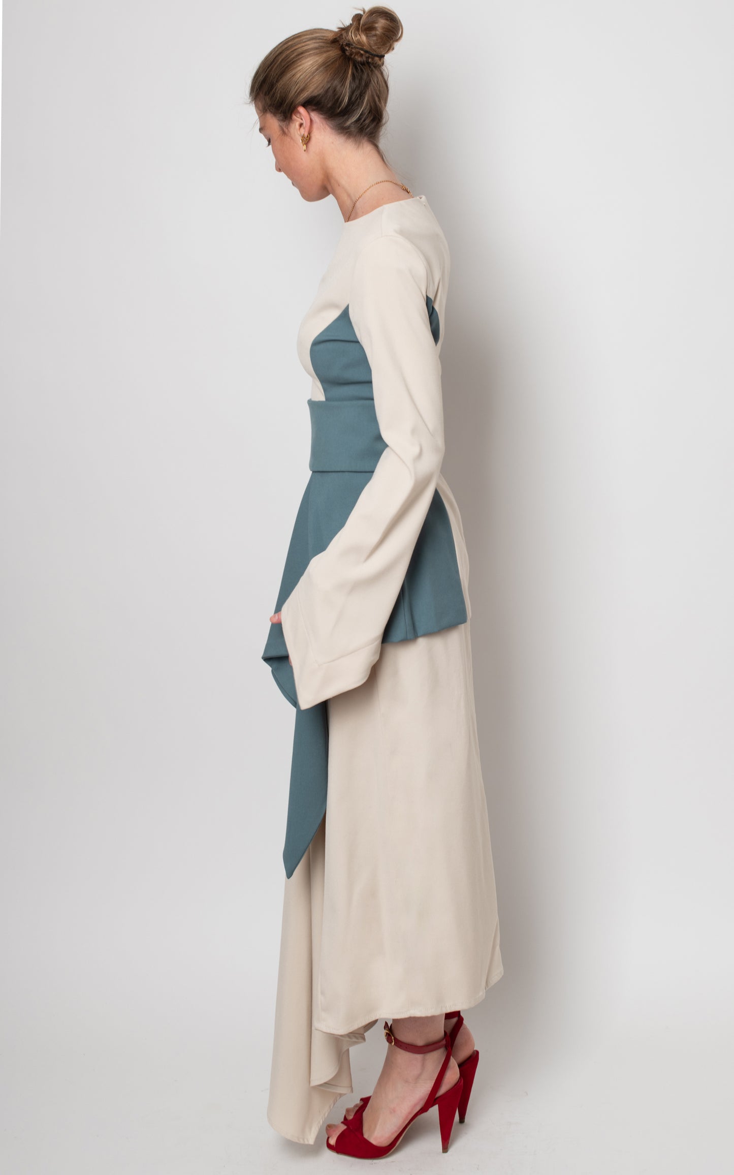 Vestido tres piezas con falda y fajín