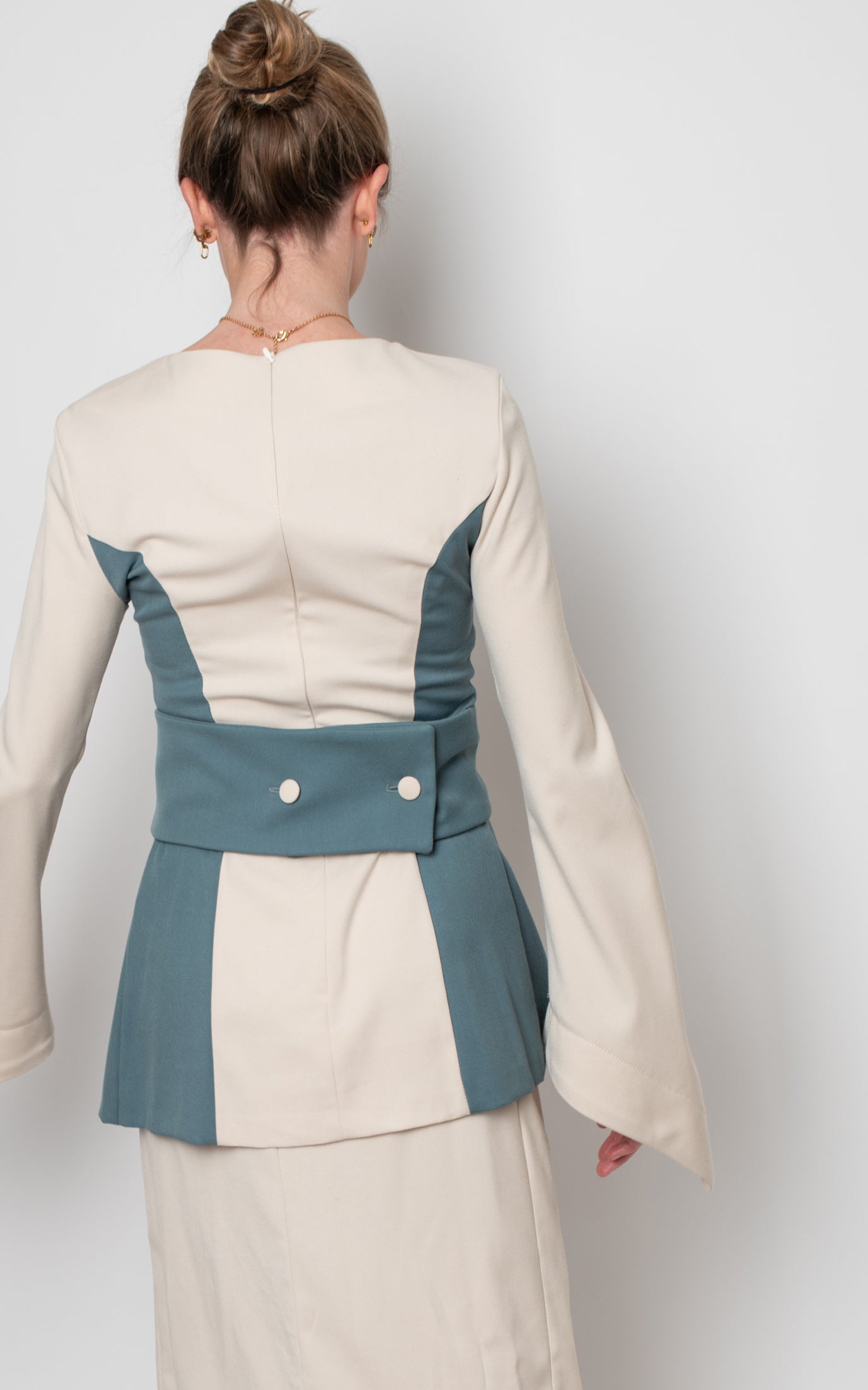 Vestido tres piezas con falda y fajín