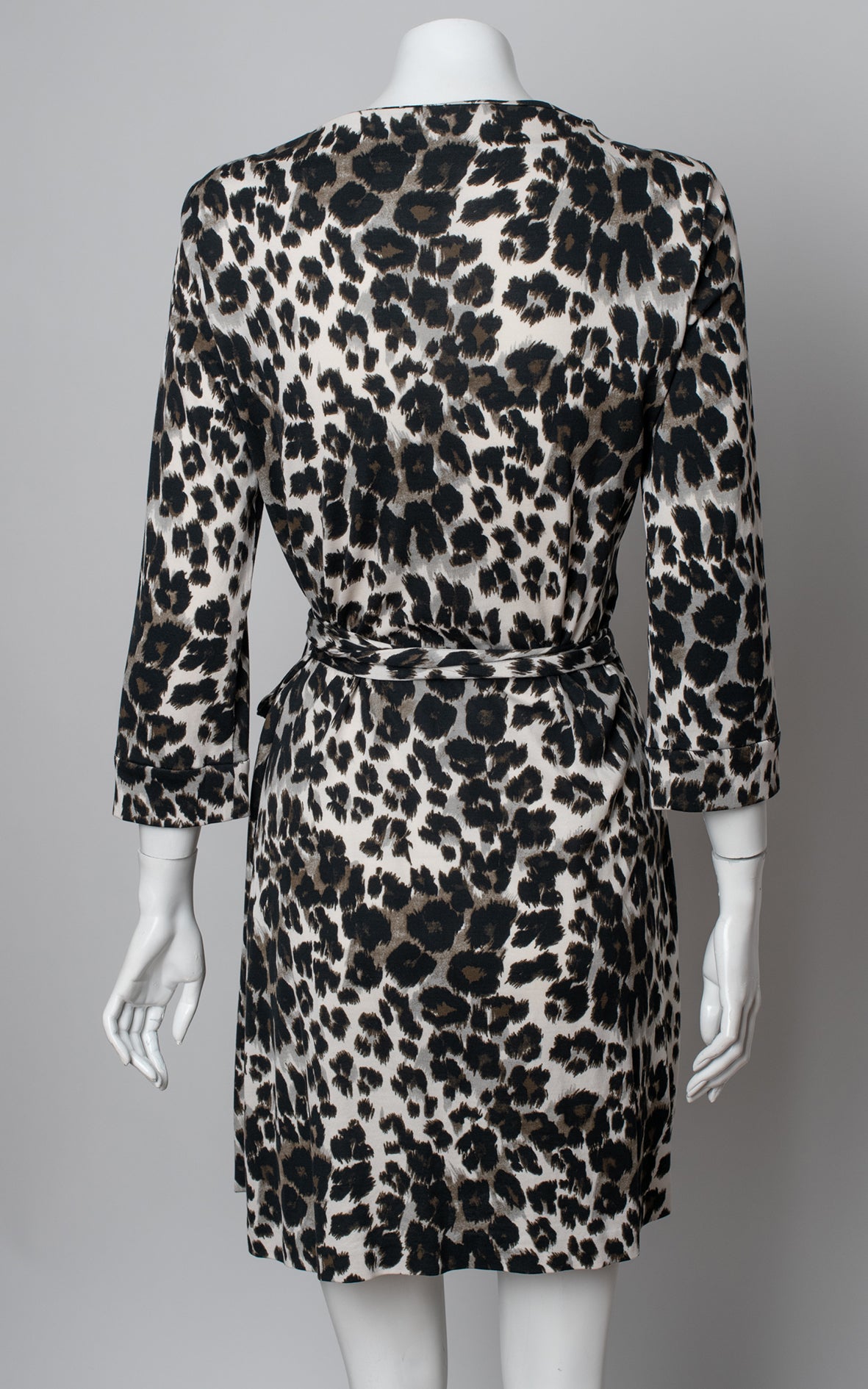 Vestido animal print cruzado
