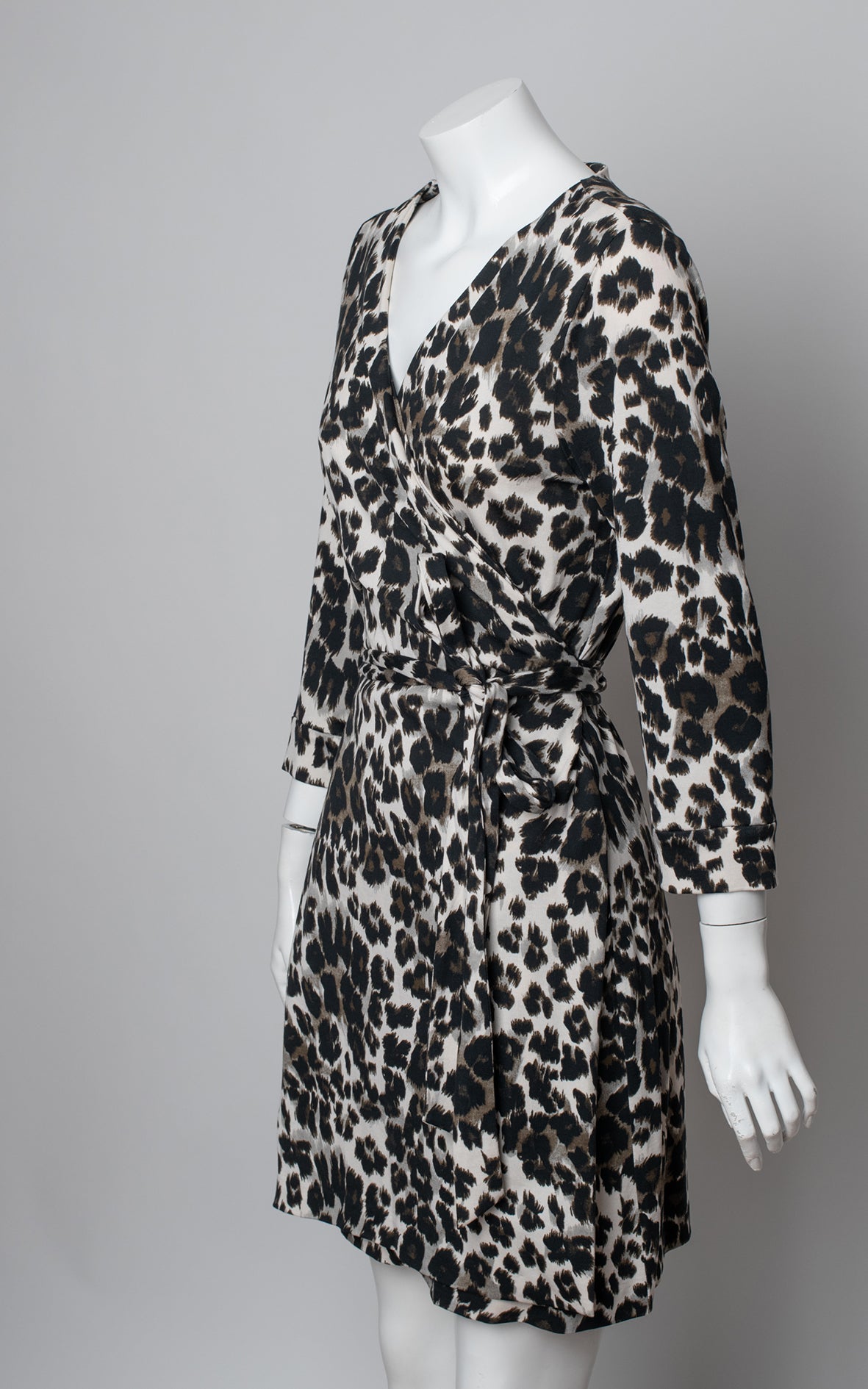 Vestido animal print cruzado