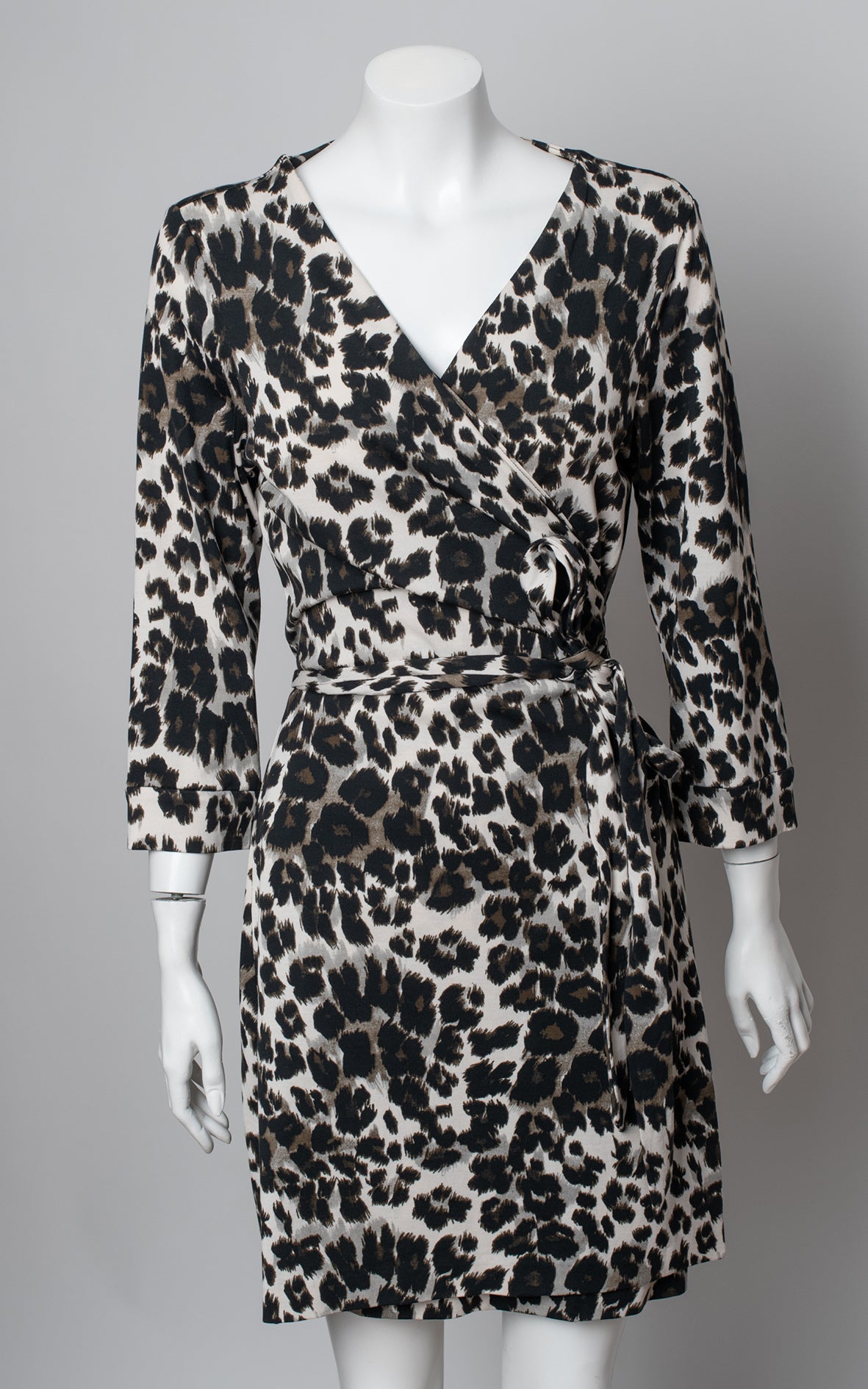 Vestido animal print cruzado