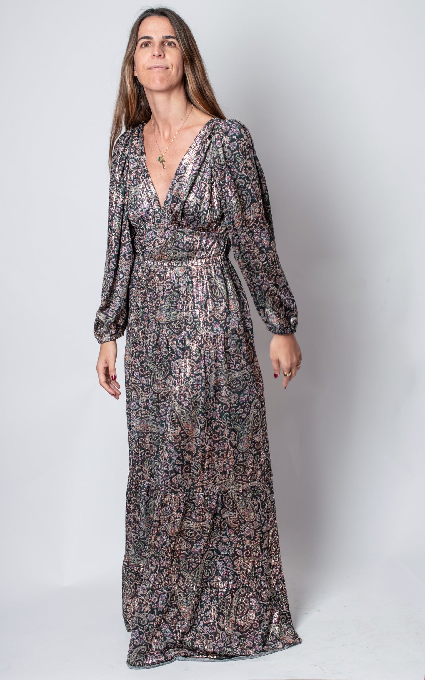 Traje negro y dorado largo