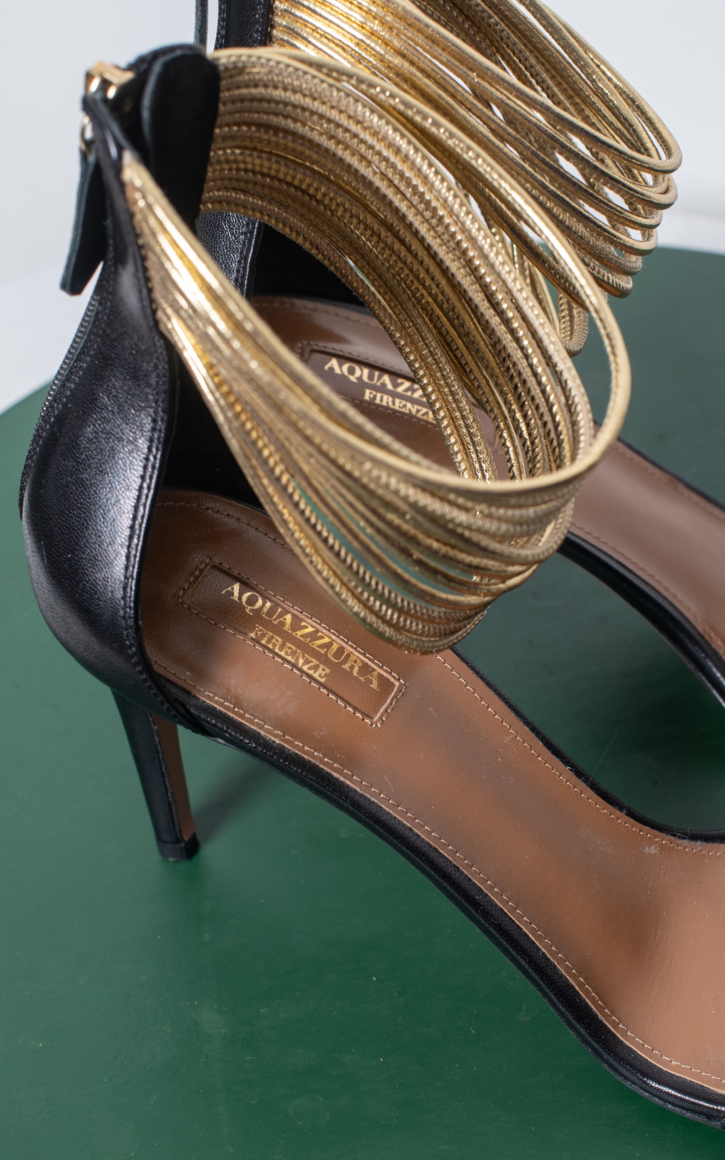 Sandalias negras tiras doradas