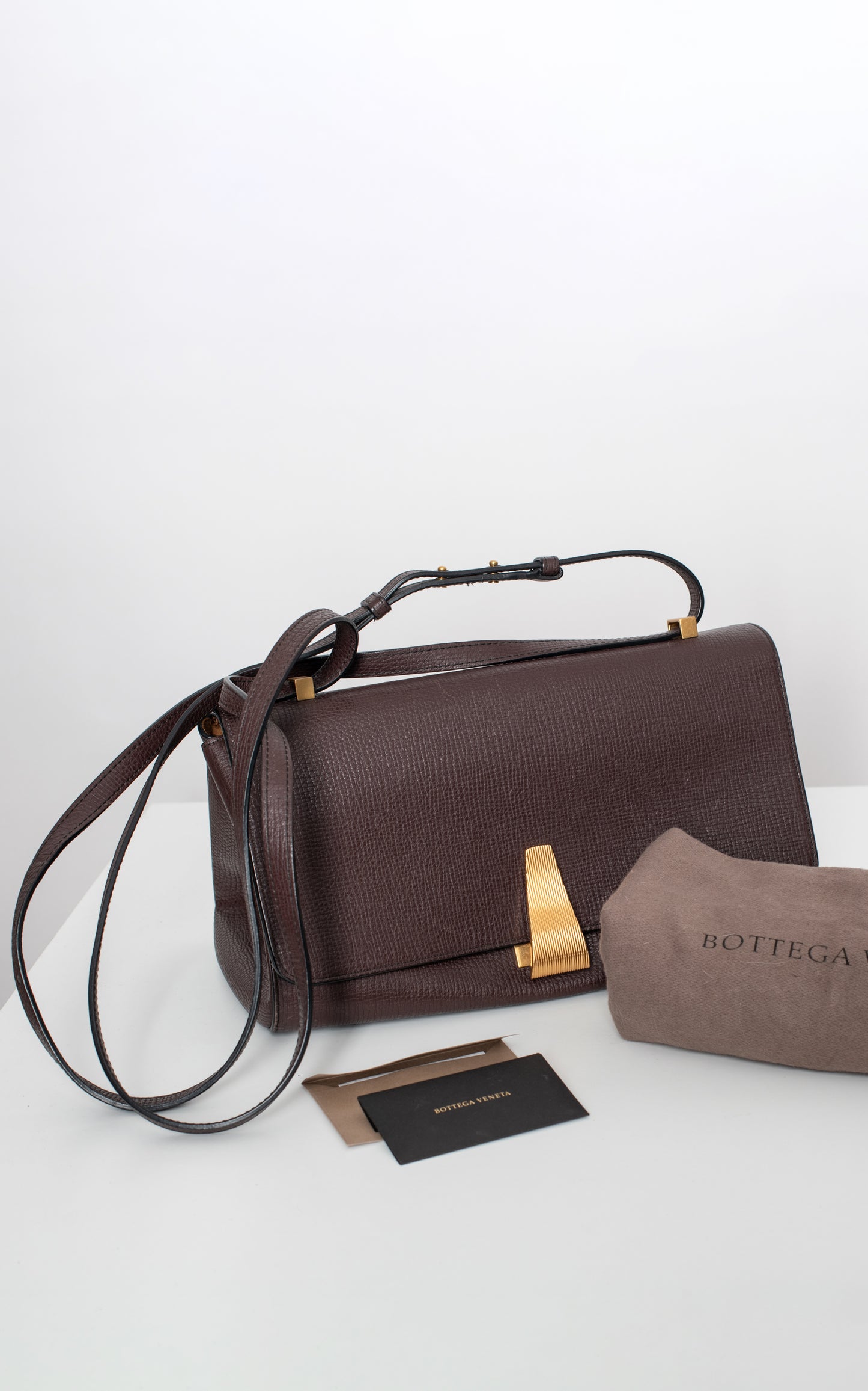 Bolso Angle bag cierre dorado