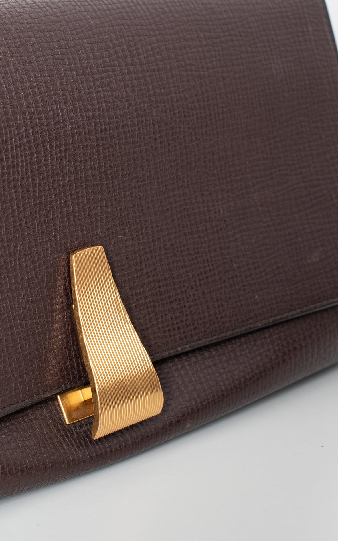Bolso Angle bag cierre dorado