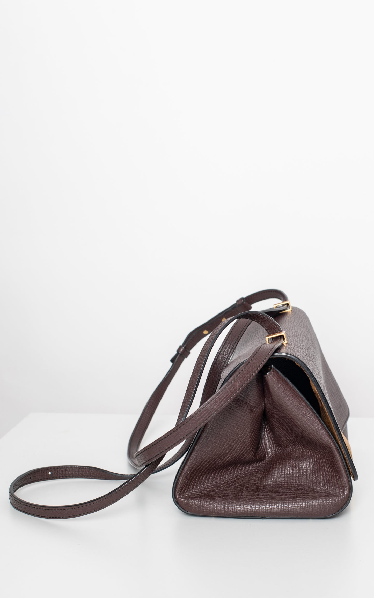 Bolso Angle bag cierre dorado