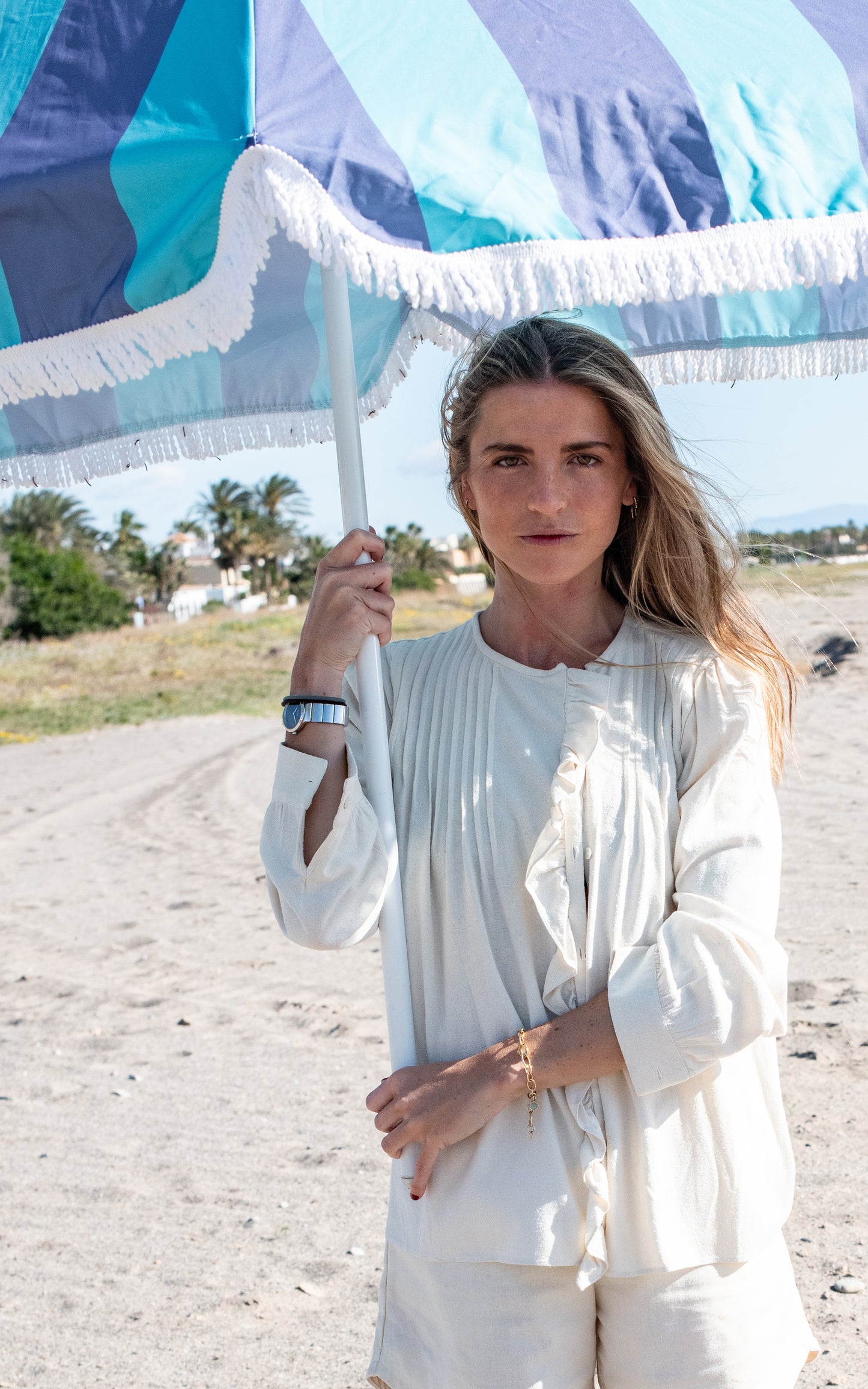 Camisa con volante blanca