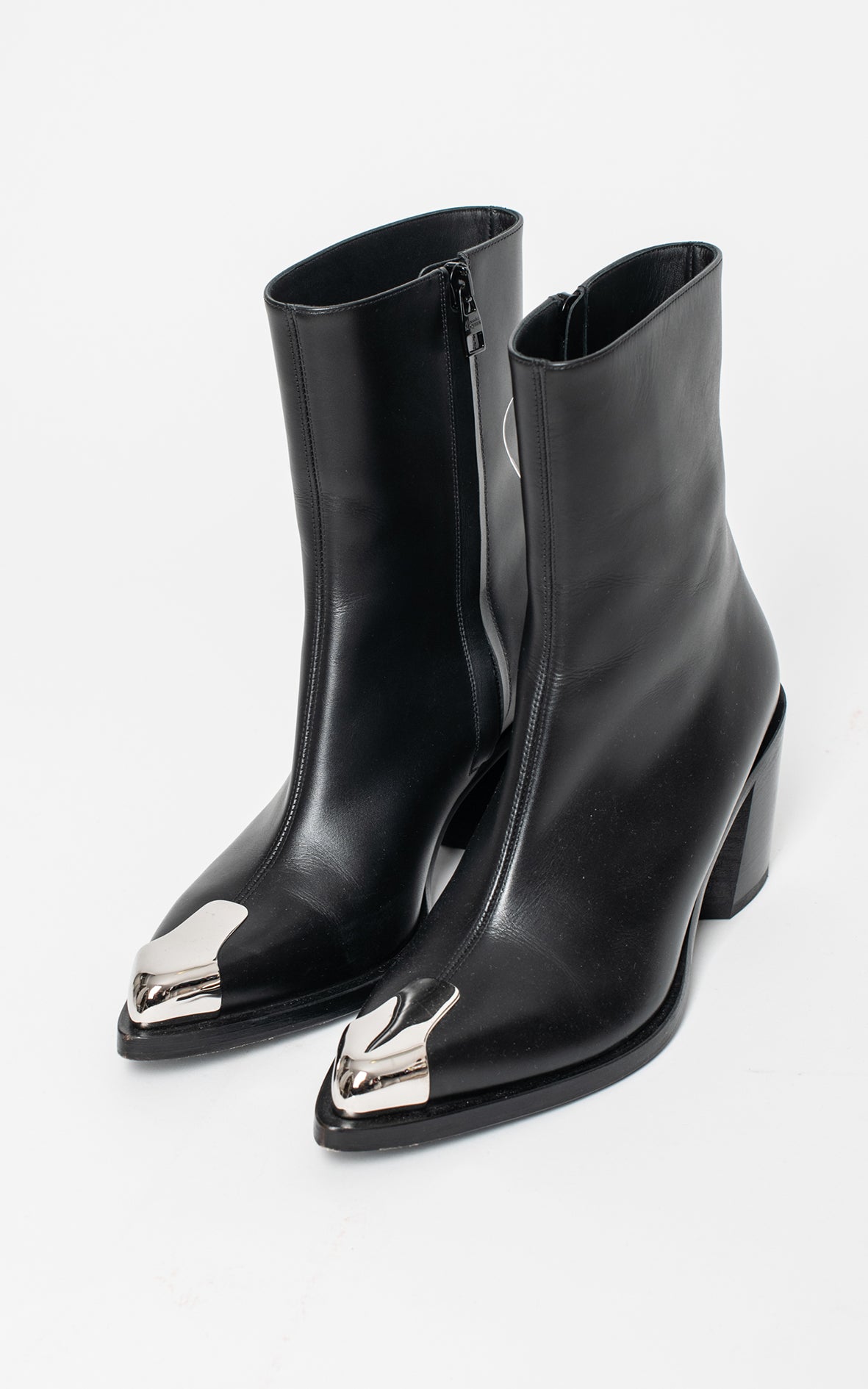 Botas negras punta plateada