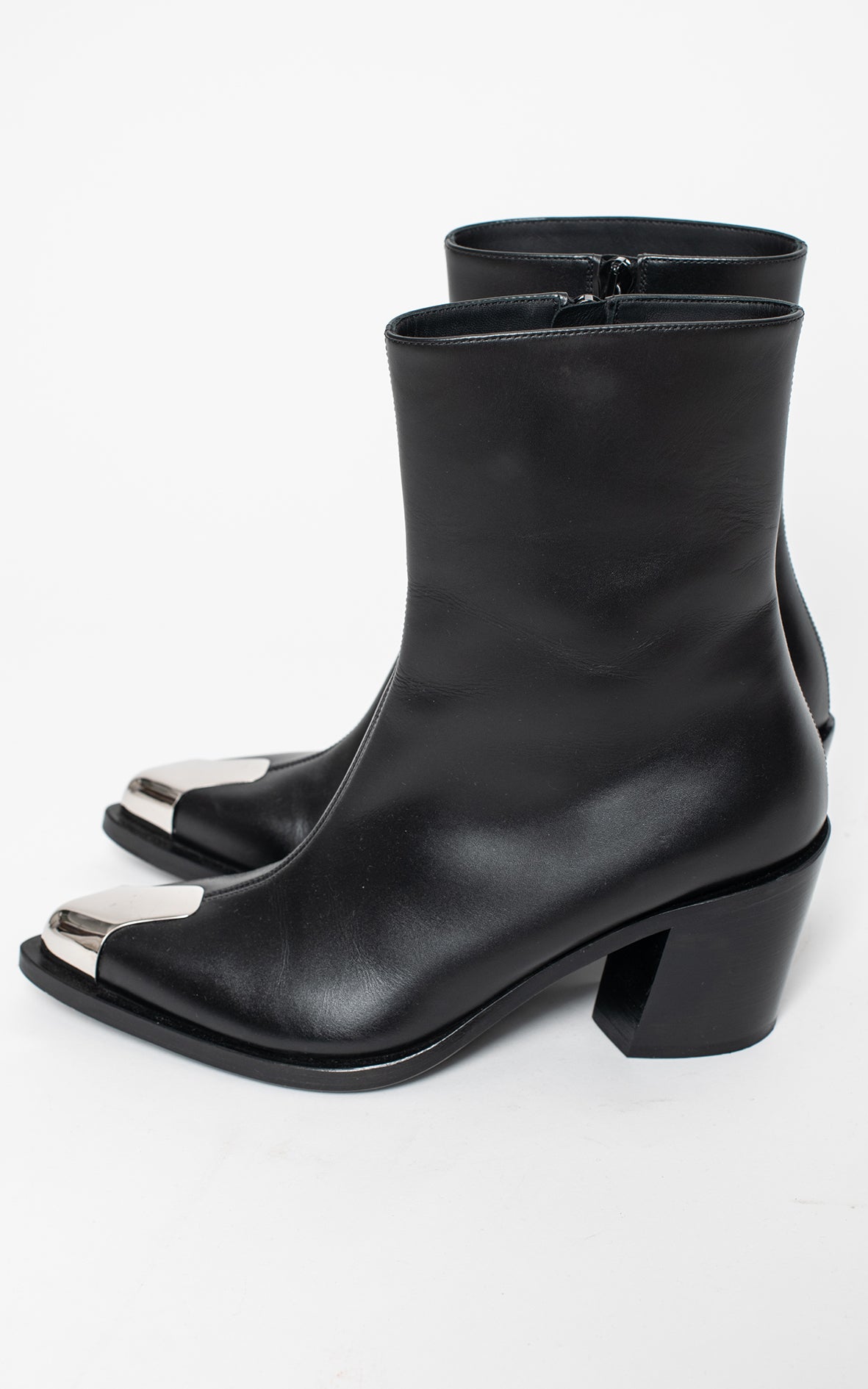 Botas negras punta plateada