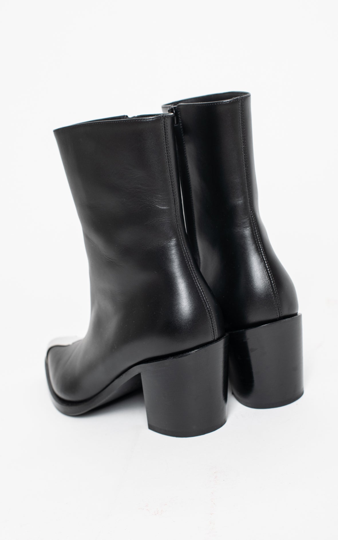 Botas negras punta plateada